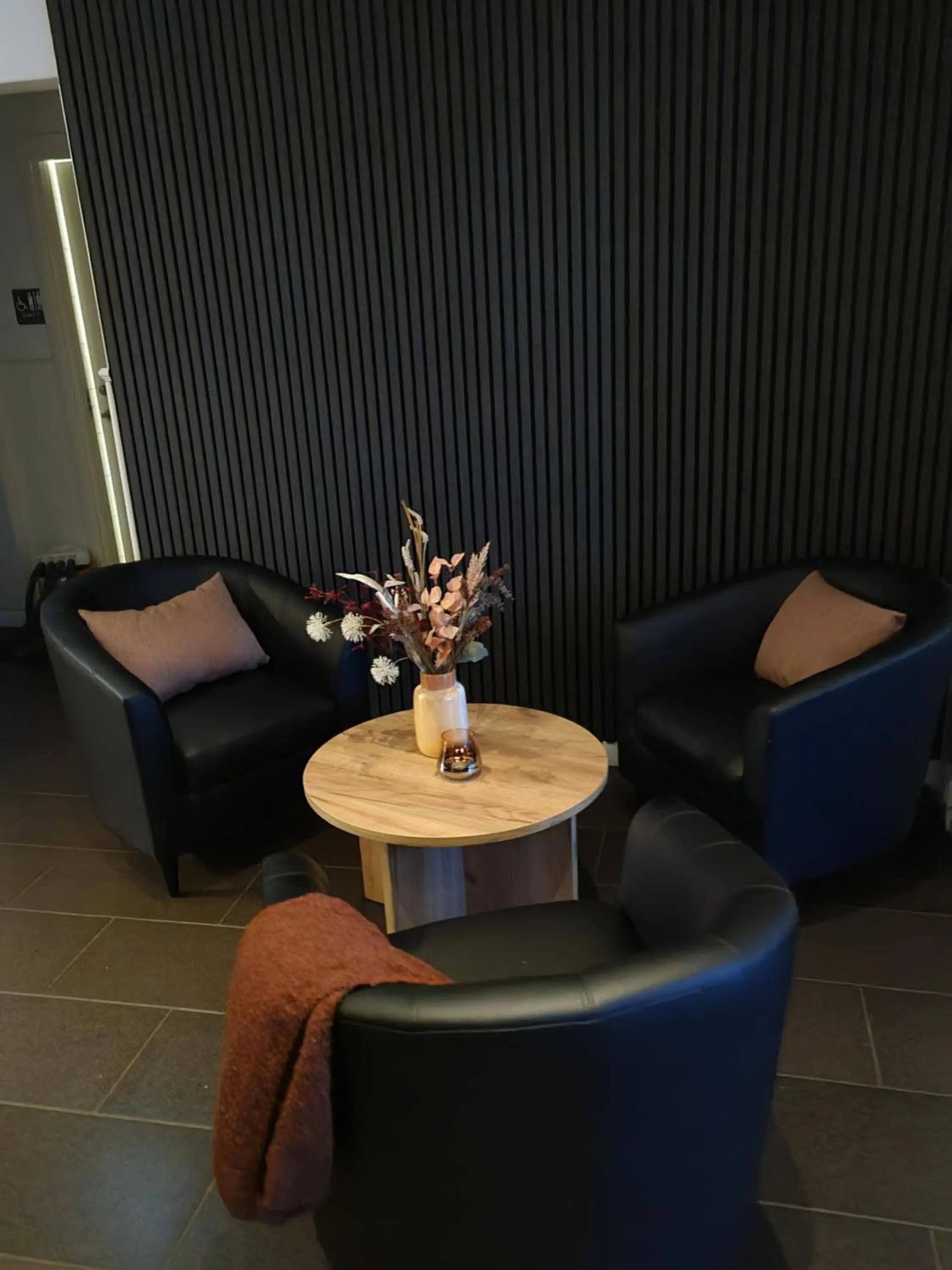 Lounge or bar in Gamla Järnhandeln - Norrskedika Hotell
