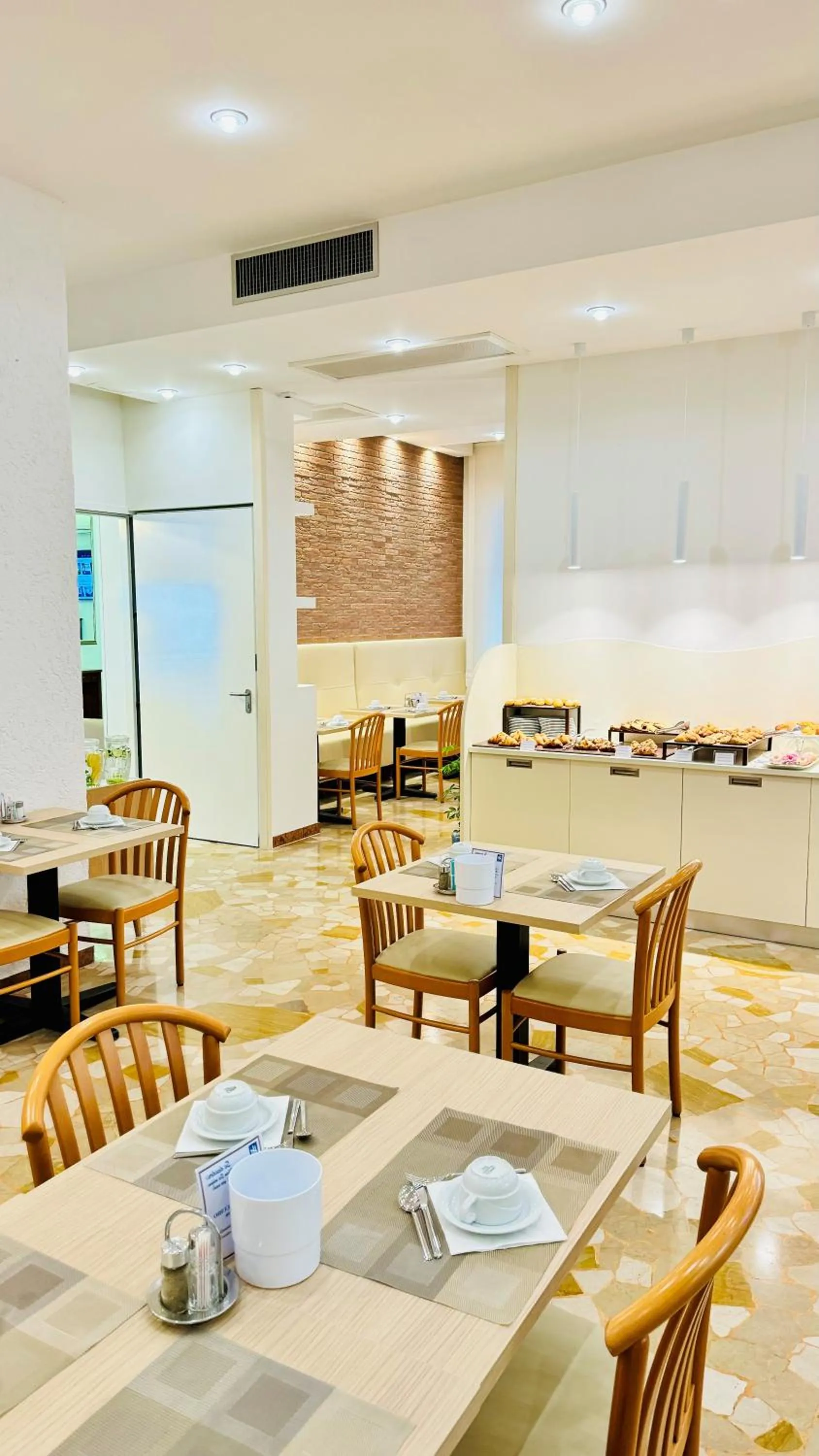 Breakfast in Hotel Touring