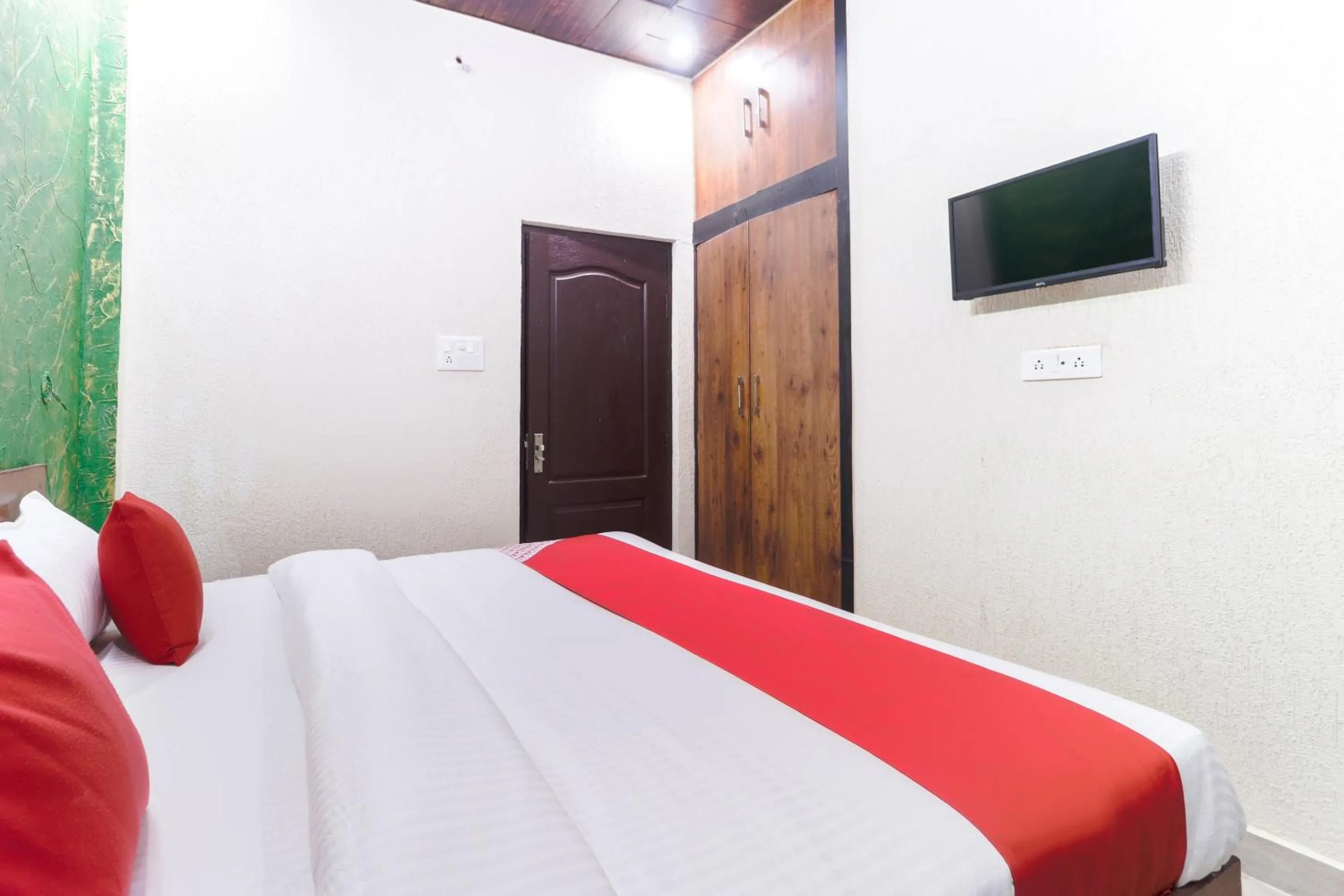 Bedroom, Bed in Hotel O Dev Raj