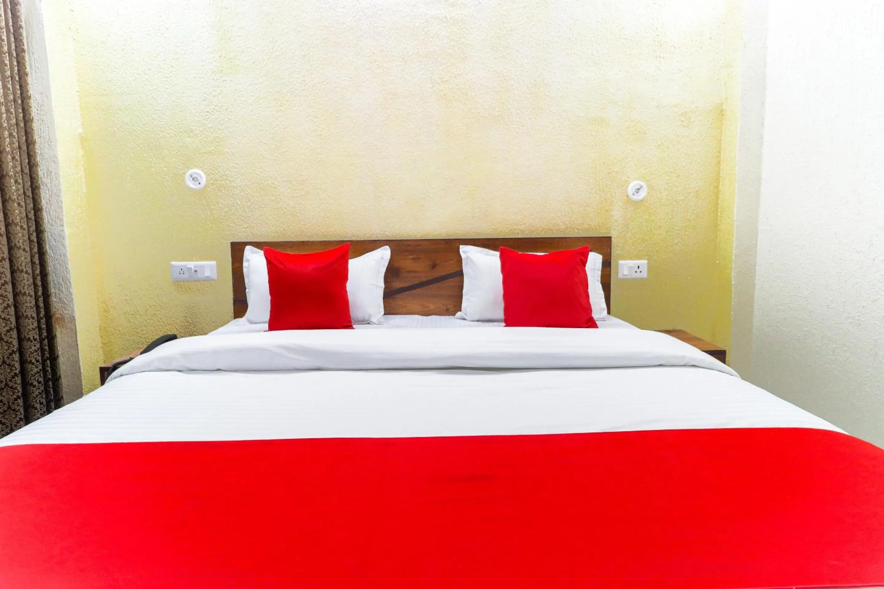 Bedroom, Bed in Hotel O Dev Raj