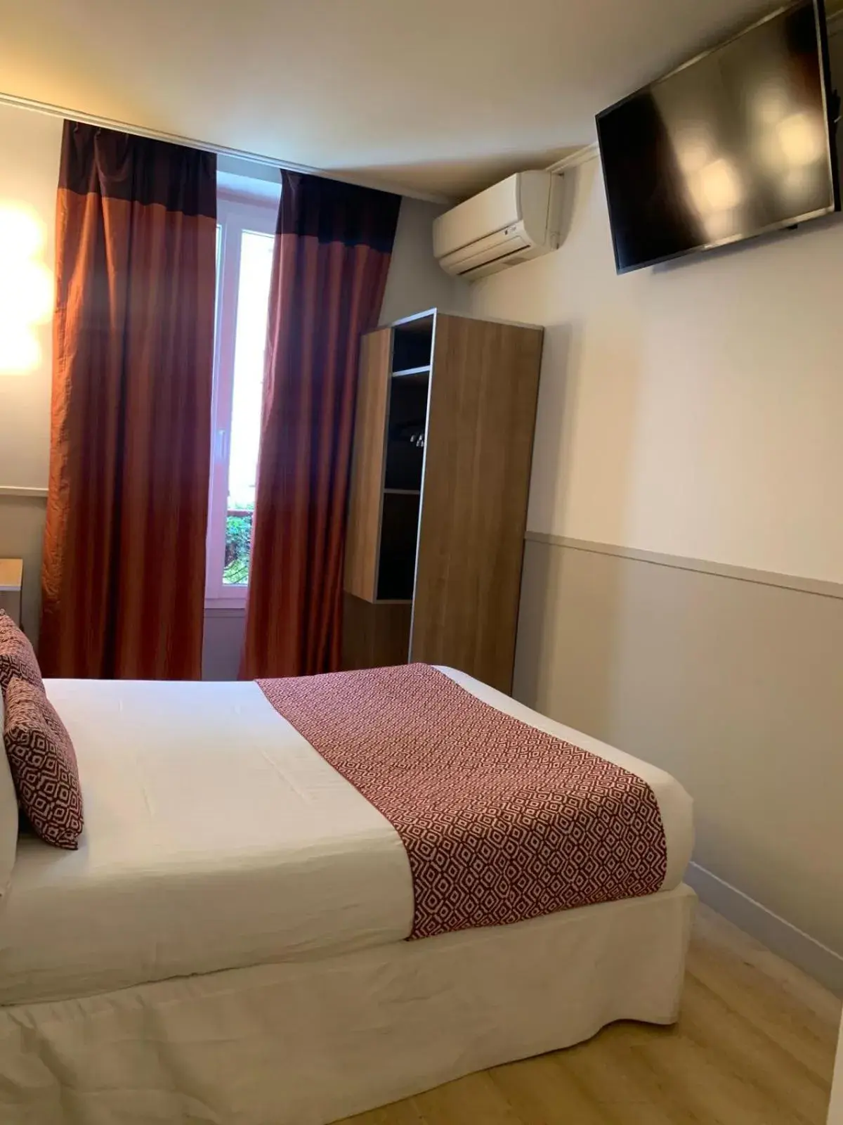 Double Room in Hôtel de France Quartier Latin Double Room in Hôtel de France Quartier Latin