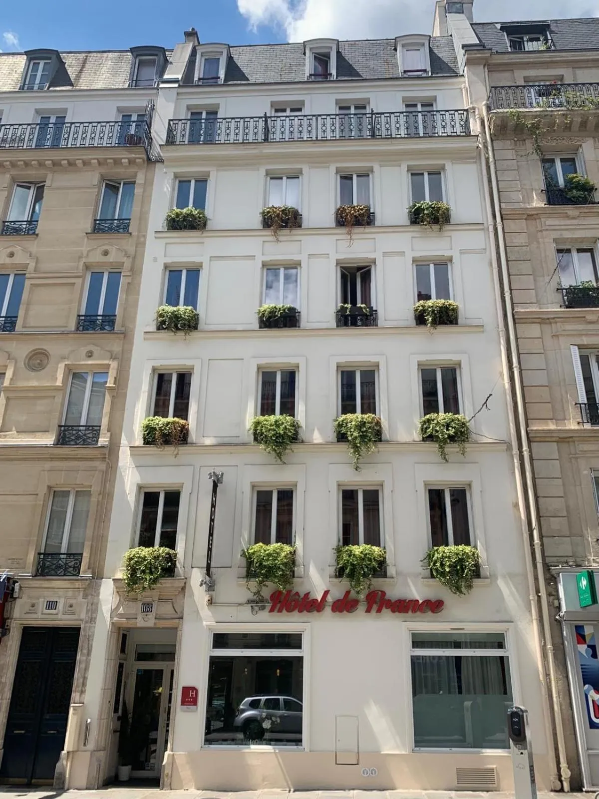 Property building in Hôtel de France Quartier Latin