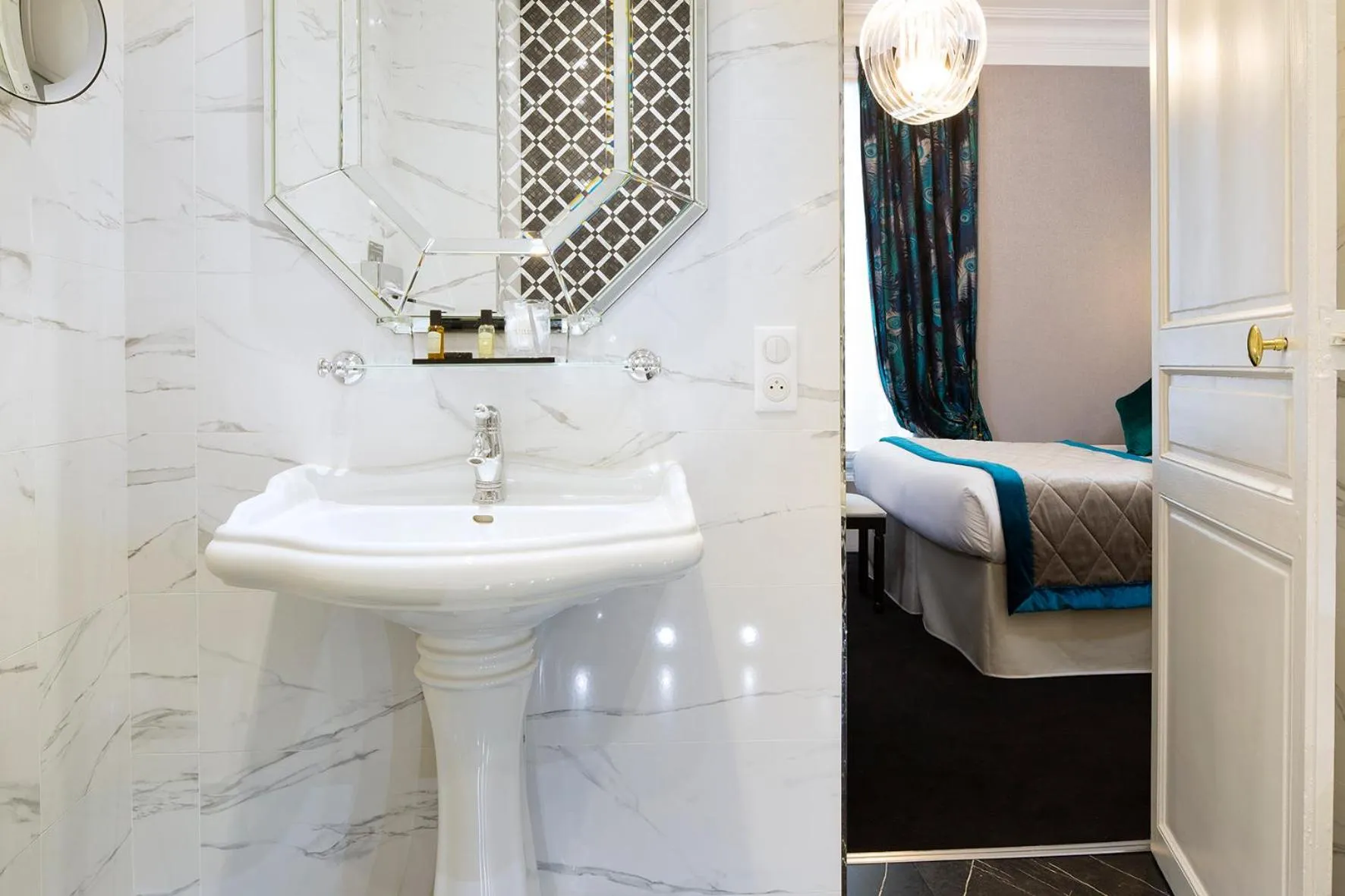 Bathroom in Hotel & Spa de Latour Maubourg