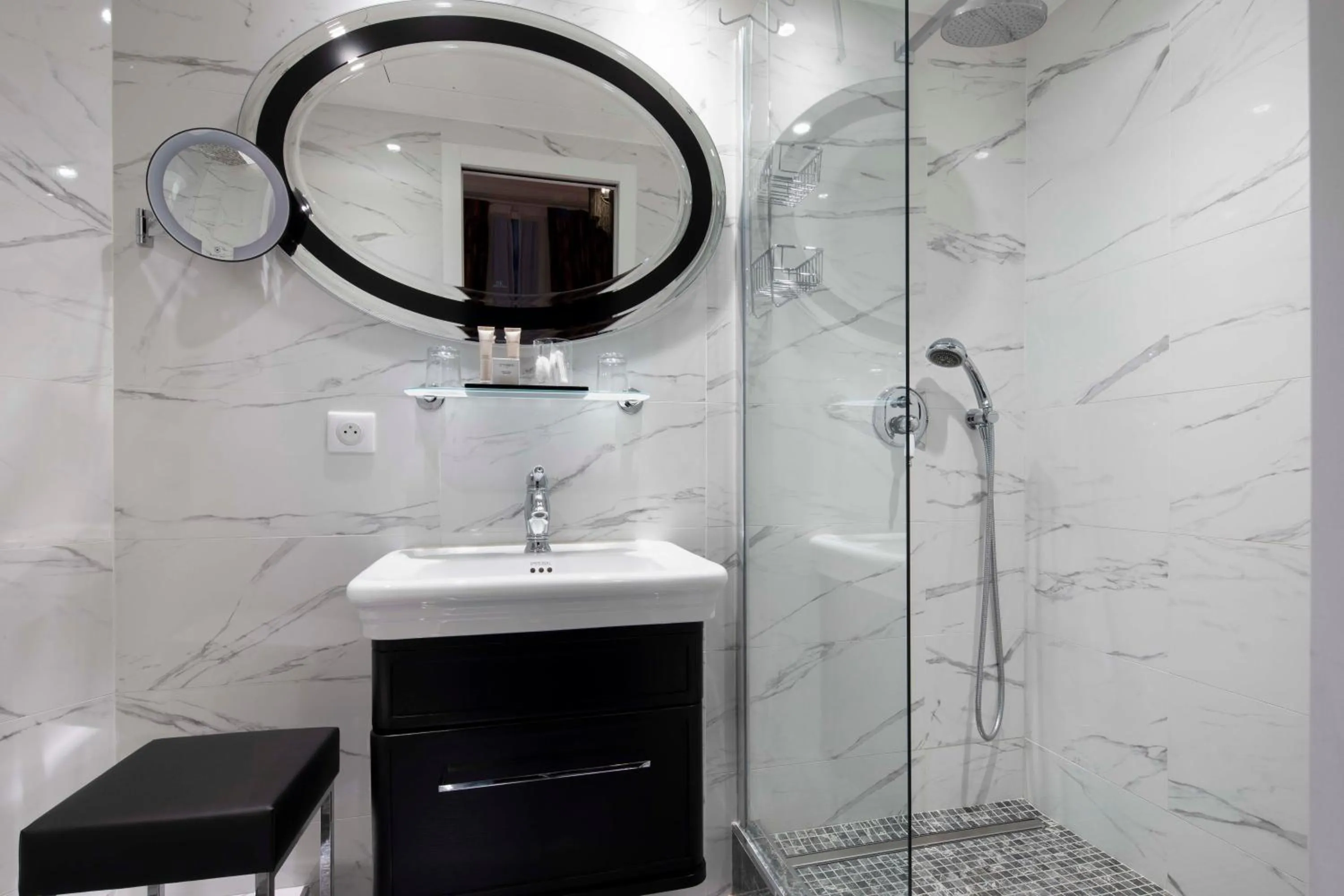 Bathroom in Hotel & Spa de Latour Maubourg