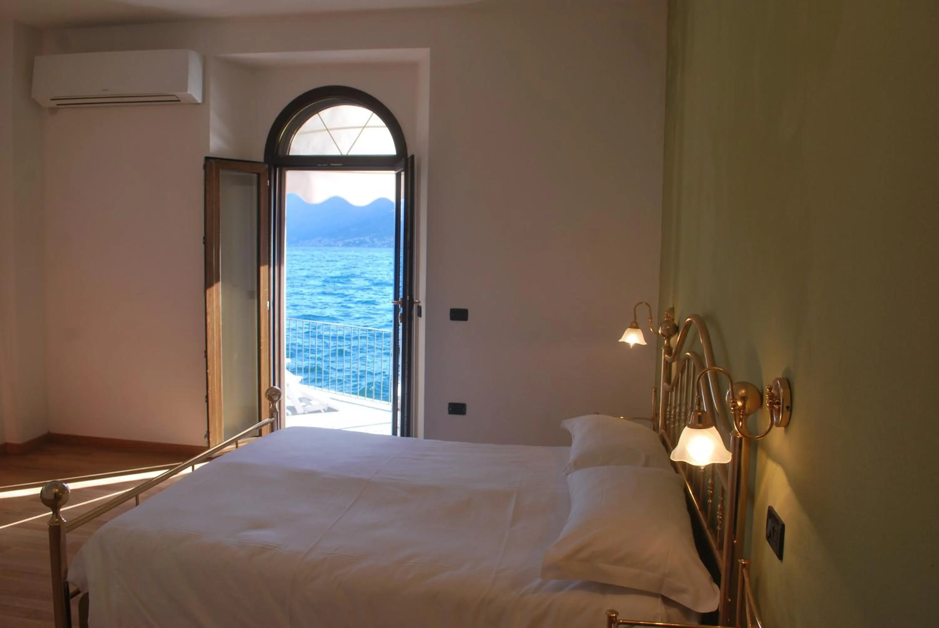 Bed in Villa Belvedere Como Lake Relais