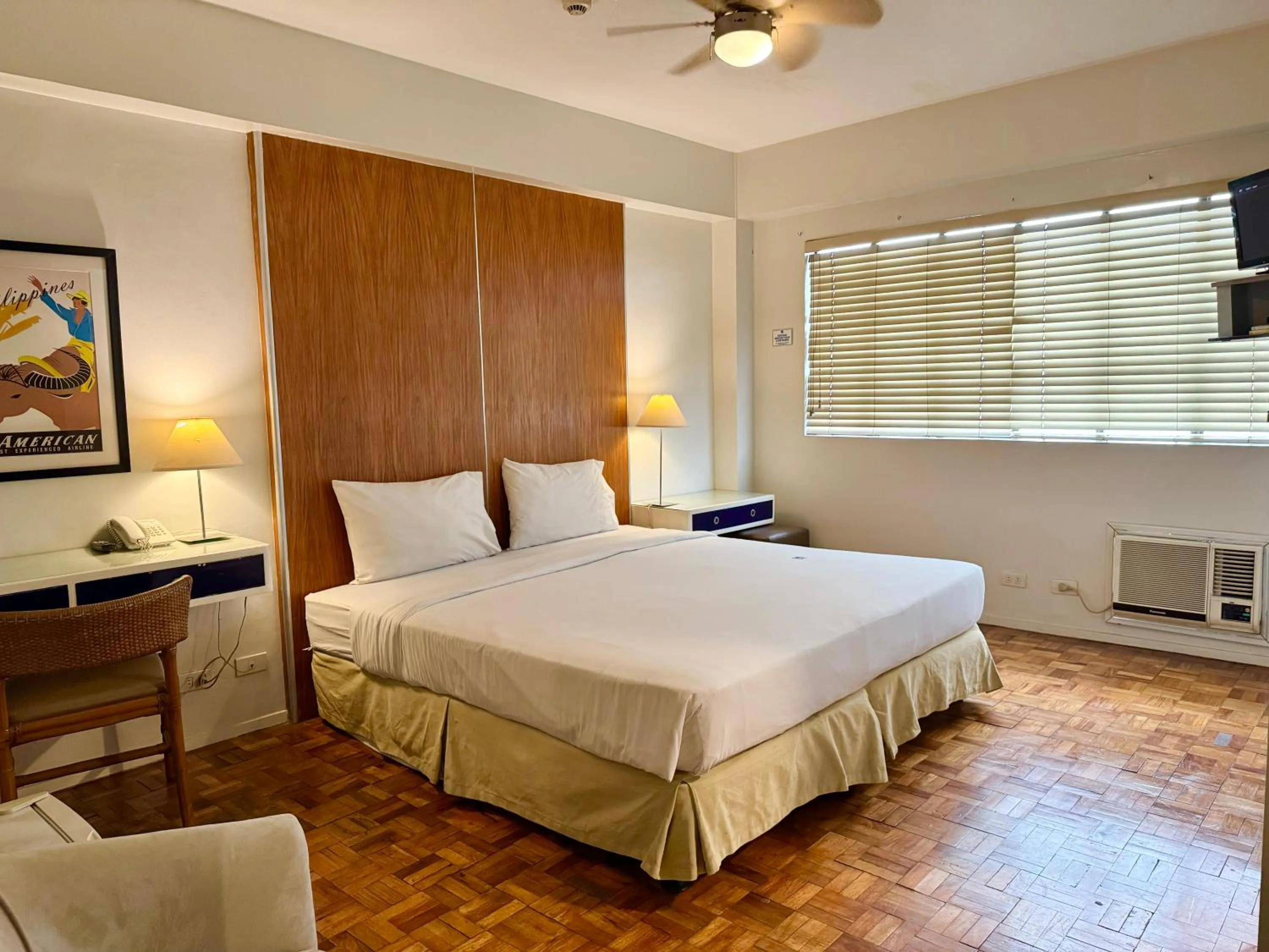 TV and multimedia, Bed in The Clipper Hotel, Poblacion Makati