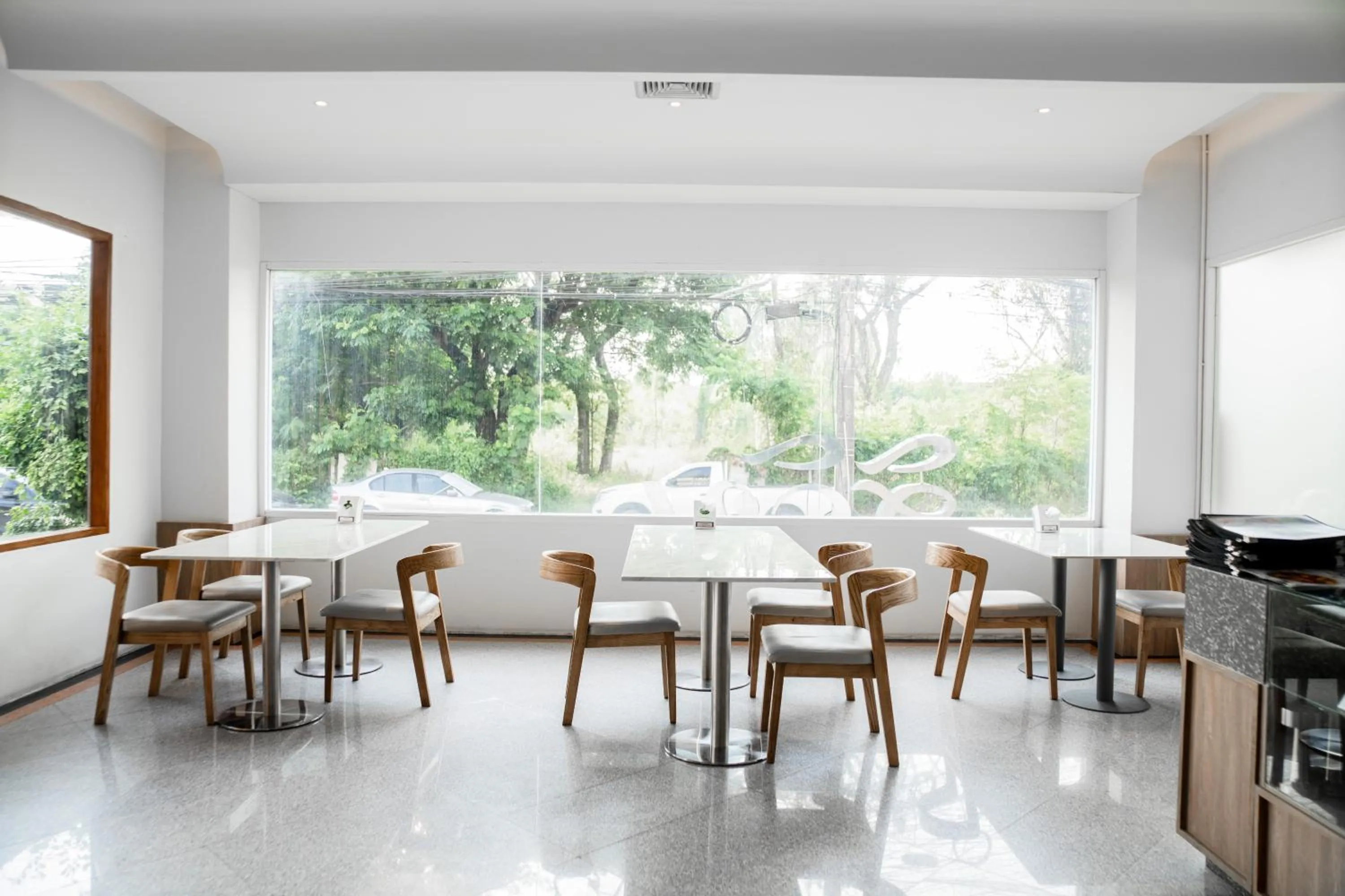 Restaurant/places to eat in Sirin Hotel & Resident