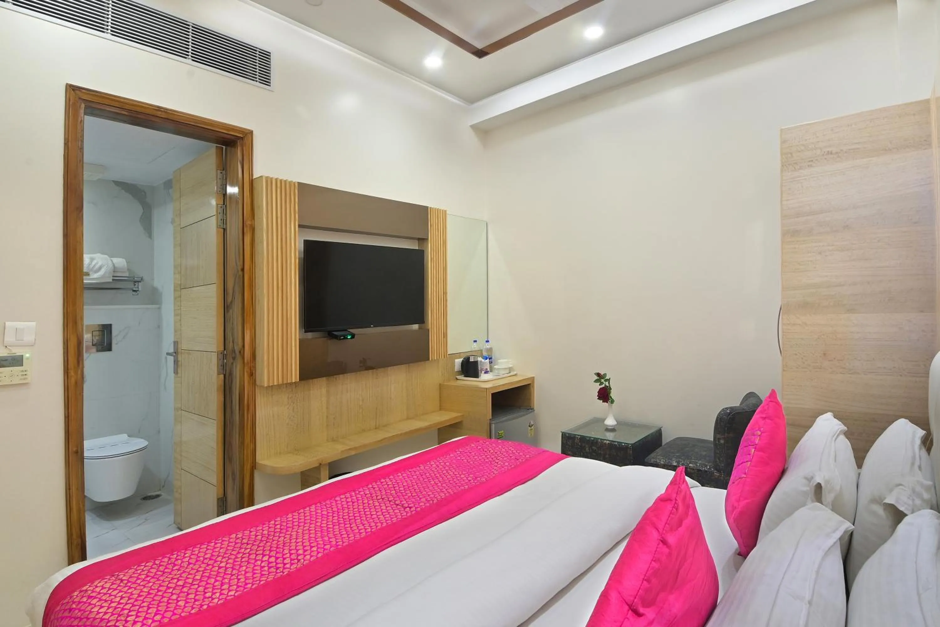 TV and multimedia, Bed in Hotel Aman International -All Staff Vaccinated