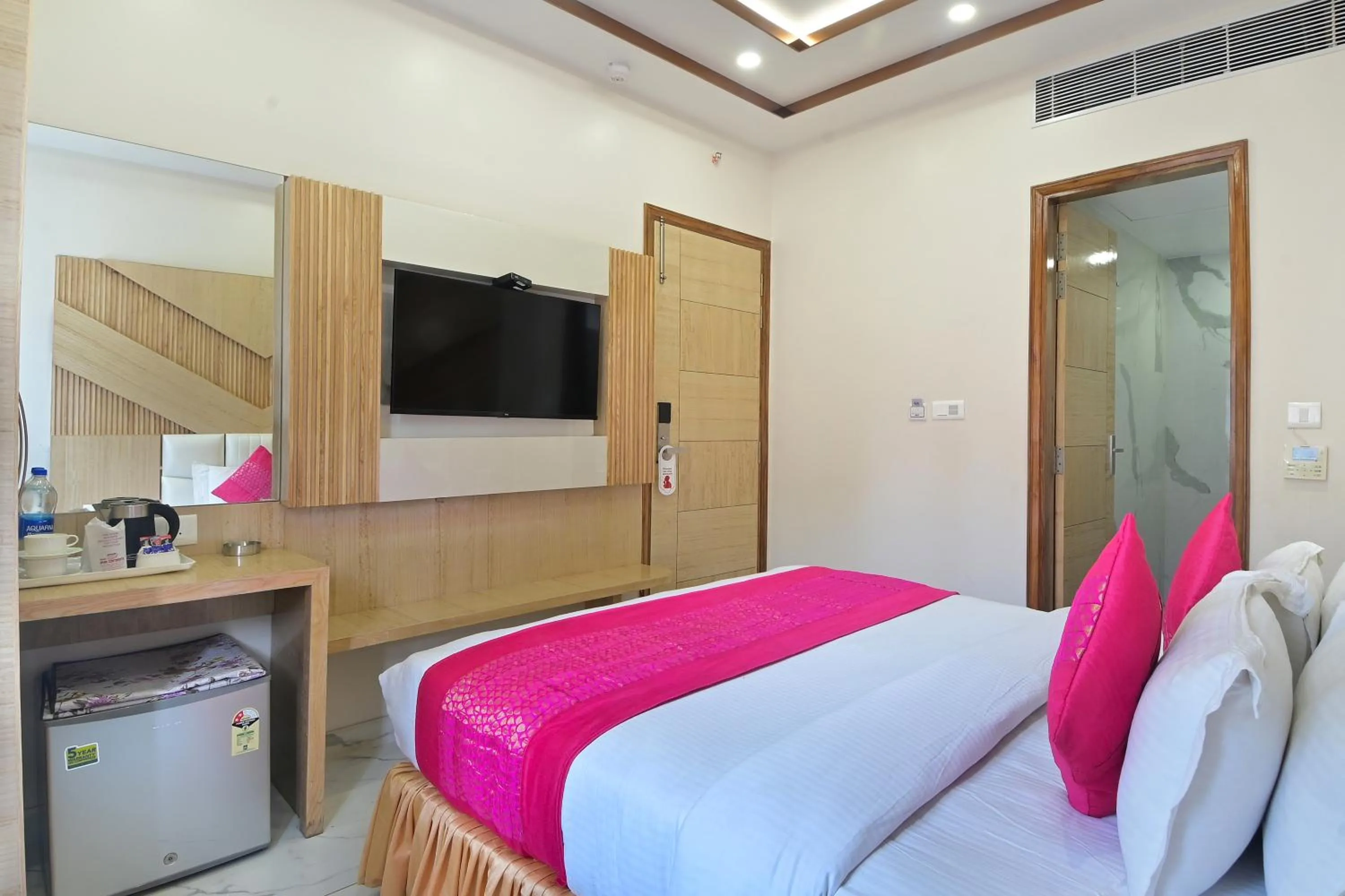 TV and multimedia, Bed in Hotel Aman International -All Staff Vaccinated