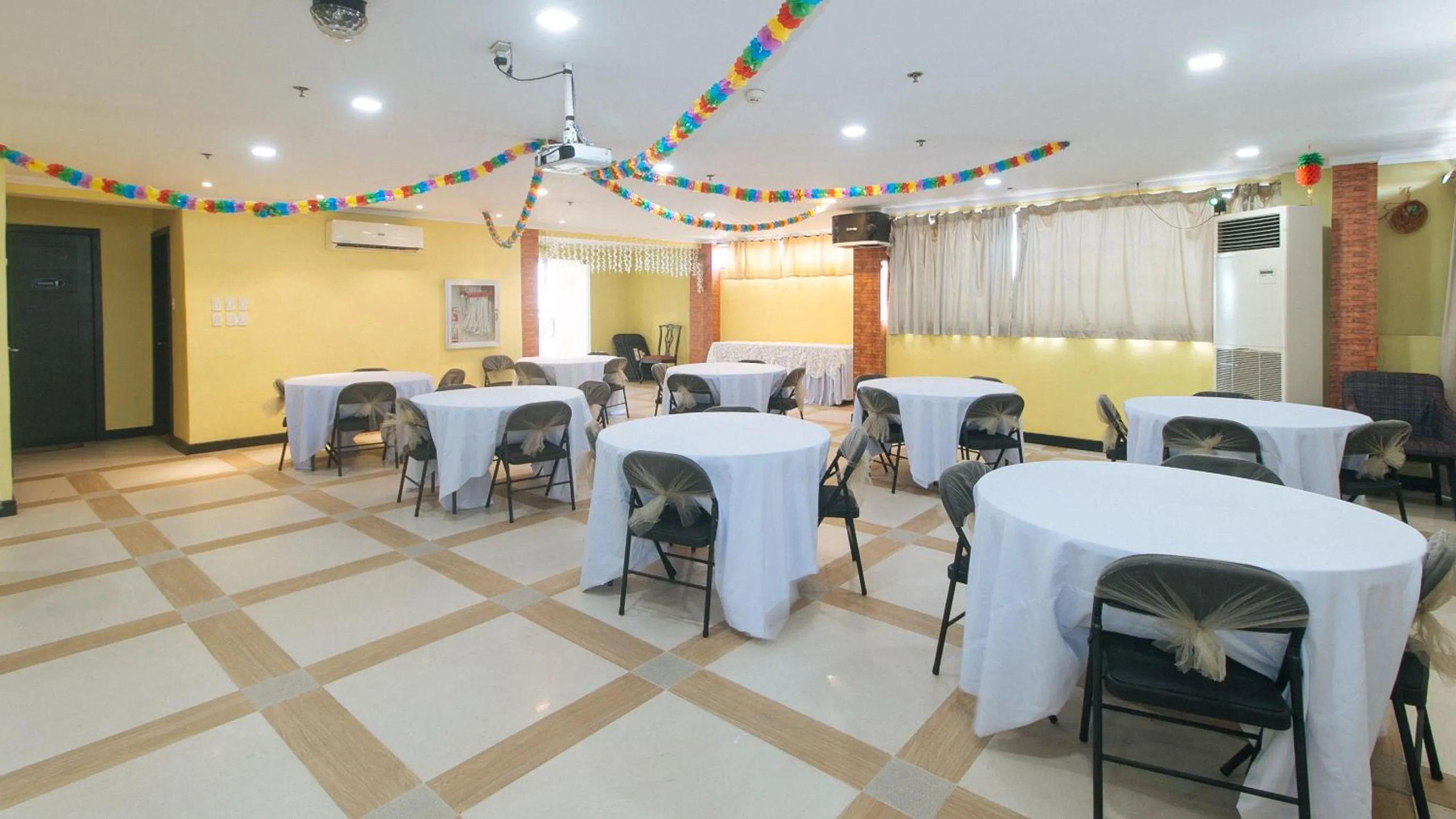 Restaurant/places to eat in RedDoorz Plus at MM Hotel Las Pinas former RedDoorz Plus Near Bamboo Organ