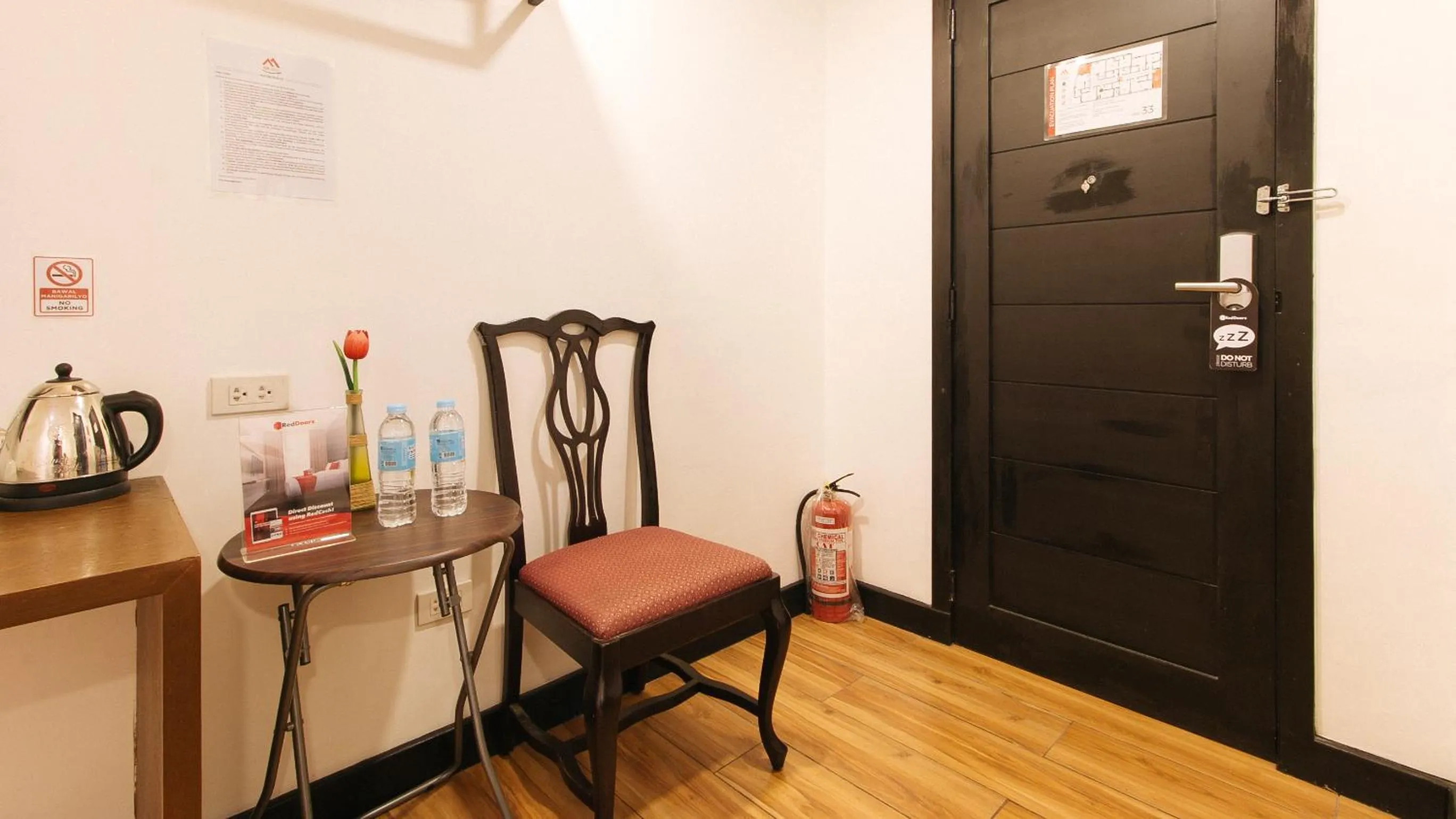 Coffee/tea facilities in RedDoorz Plus at MM Hotel Las Pinas former RedDoorz Plus Near Bamboo Organ