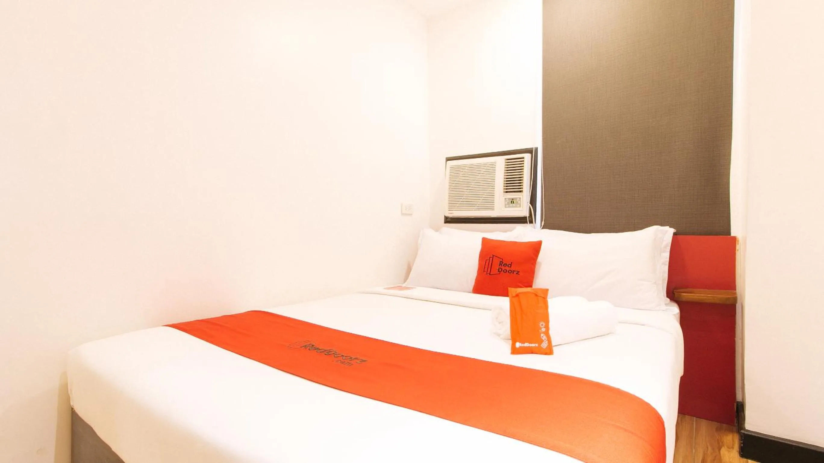 Photo of the whole room, Bed in RedDoorz Plus at MM Hotel Las Pinas former RedDoorz Plus Near Bamboo Organ