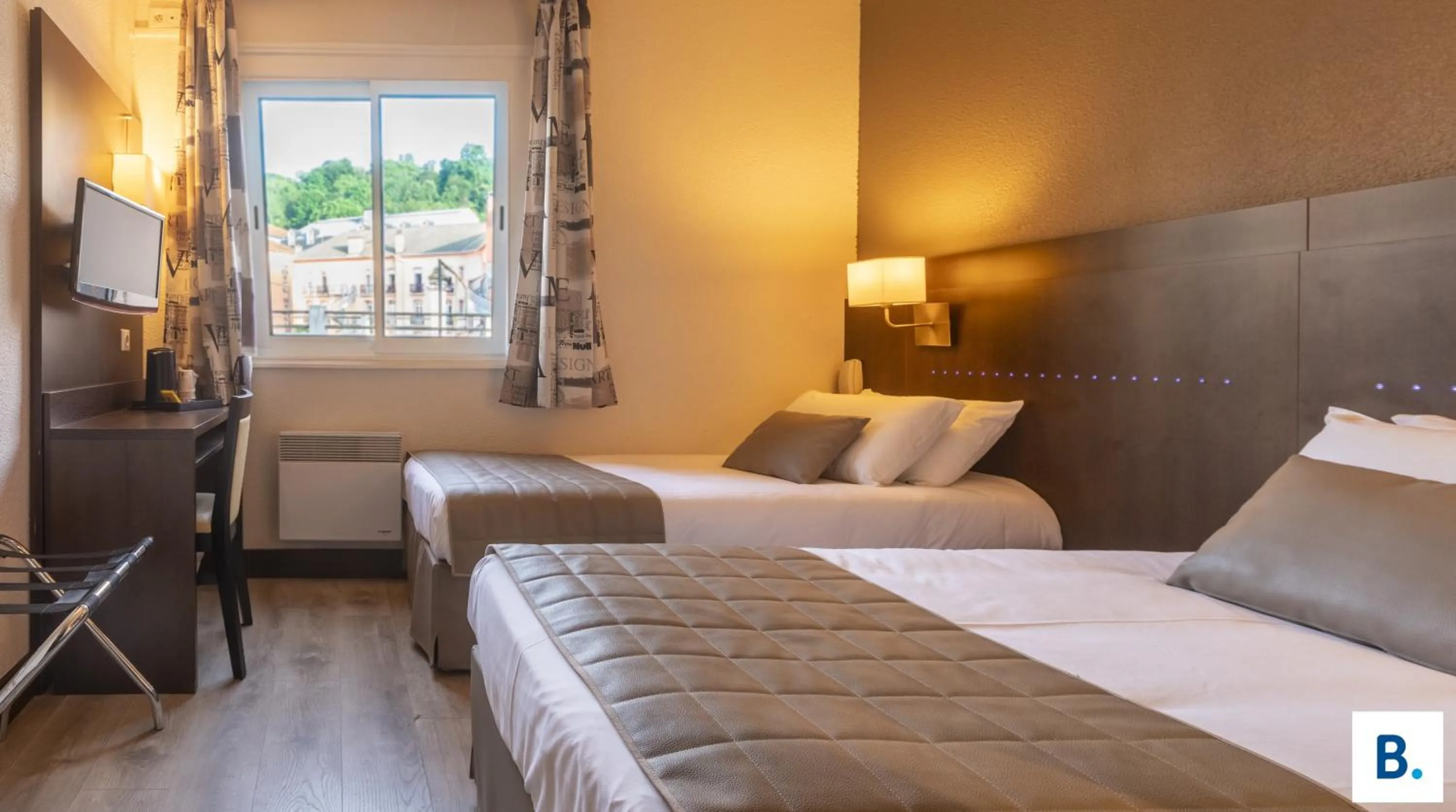 Bed in Hôtel Croix des Bretons - Lourdes Pyrénées