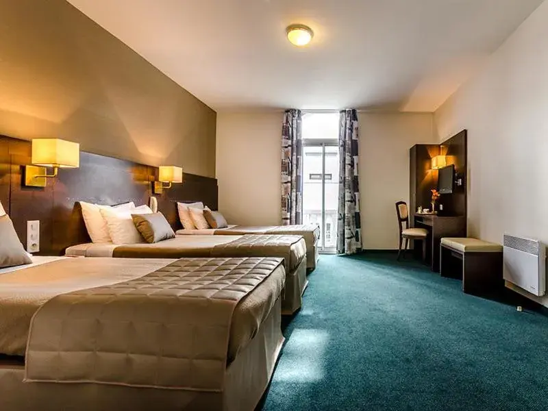 Triple Room in Hôtel Croix des Bretons - Lourdes Pyrénées Triple Room in Hôtel Croix des Bretons - Lourdes Pyrénées