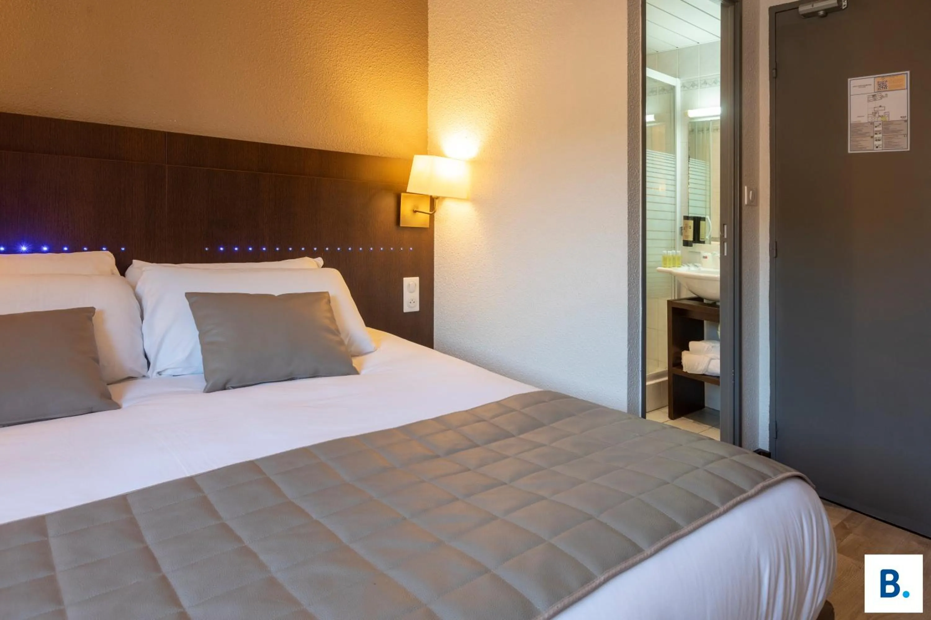 Bed in Hôtel Croix des Bretons - Lourdes Pyrénées