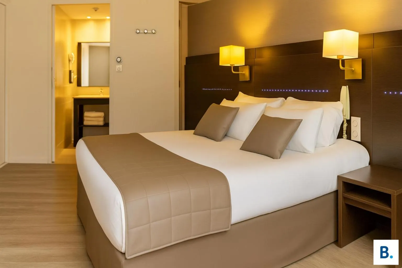 Bed in Hôtel Croix des Bretons - Lourdes Pyrénées