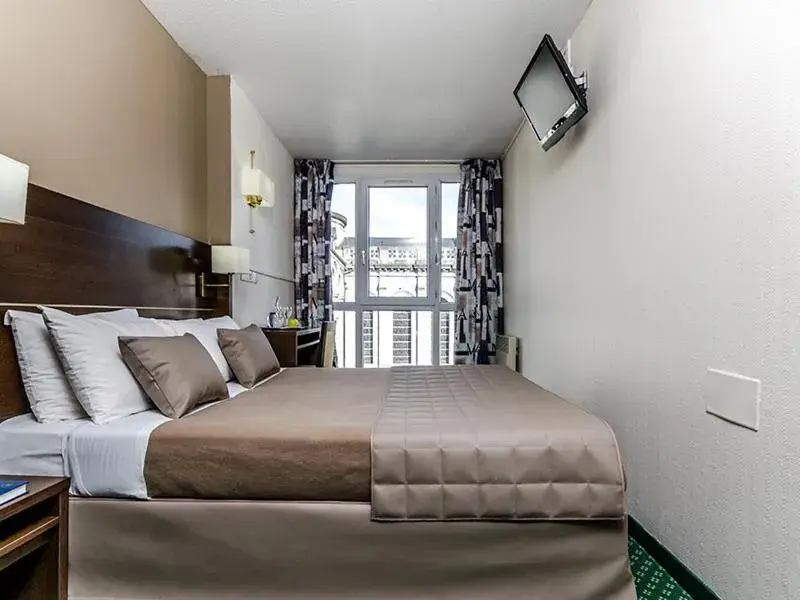 Double Room with Balcony in Hôtel Croix des Bretons - Lourdes Pyrénées Double Room with Balcony in Hôtel Croix des Bretons - Lourdes Pyrénées