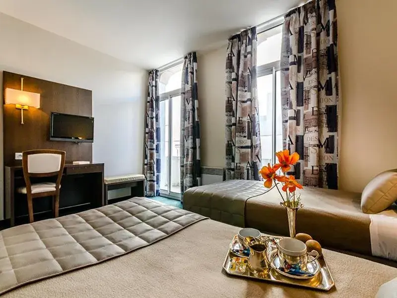 Twin Room with Balcony in Hôtel Croix des Bretons - Lourdes Pyrénées Twin Room with Balcony in Hôtel Croix des Bretons - Lourdes Pyrénées