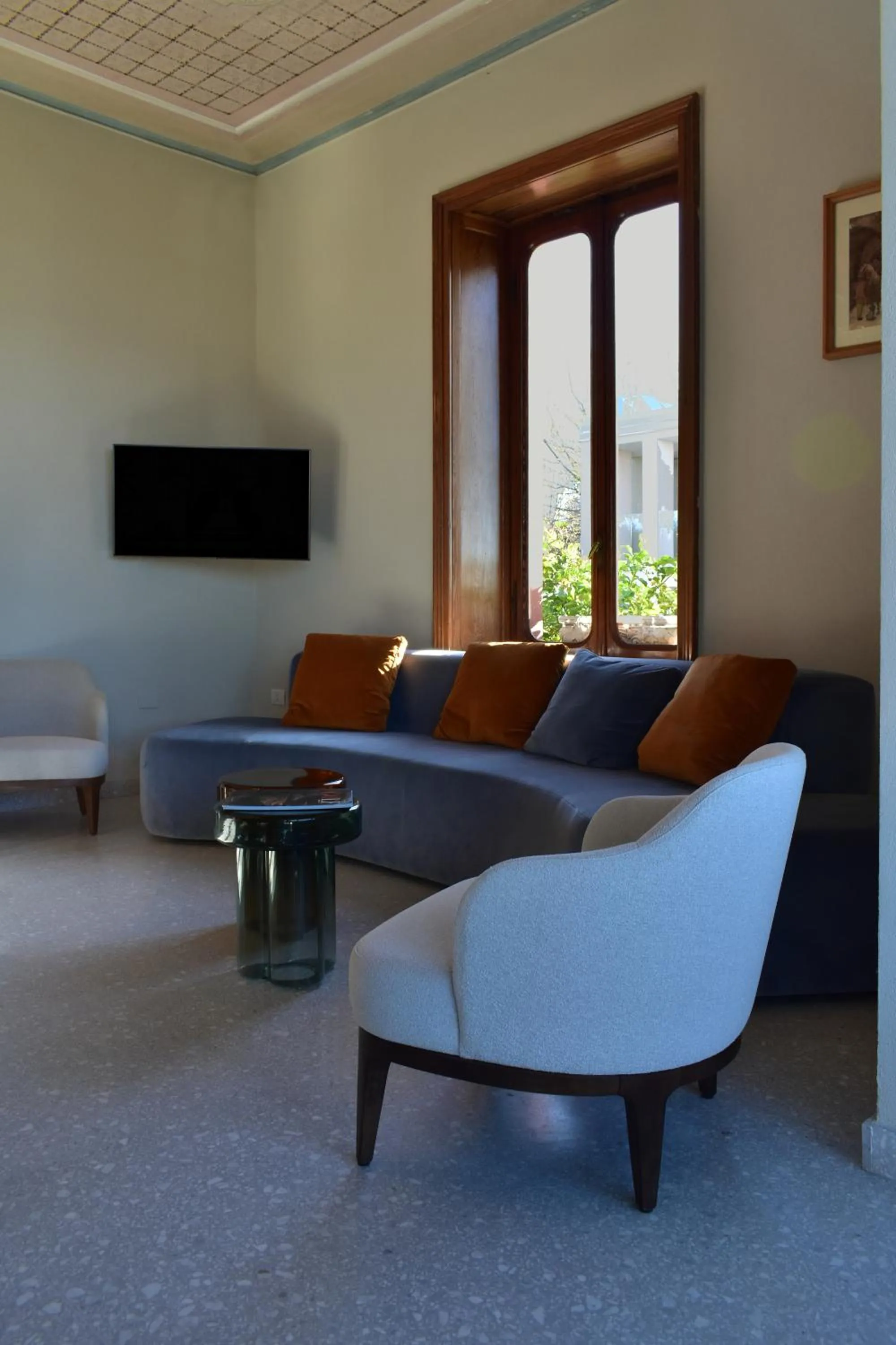 Communal lounge/ TV room in Villa Pioppi Hotel