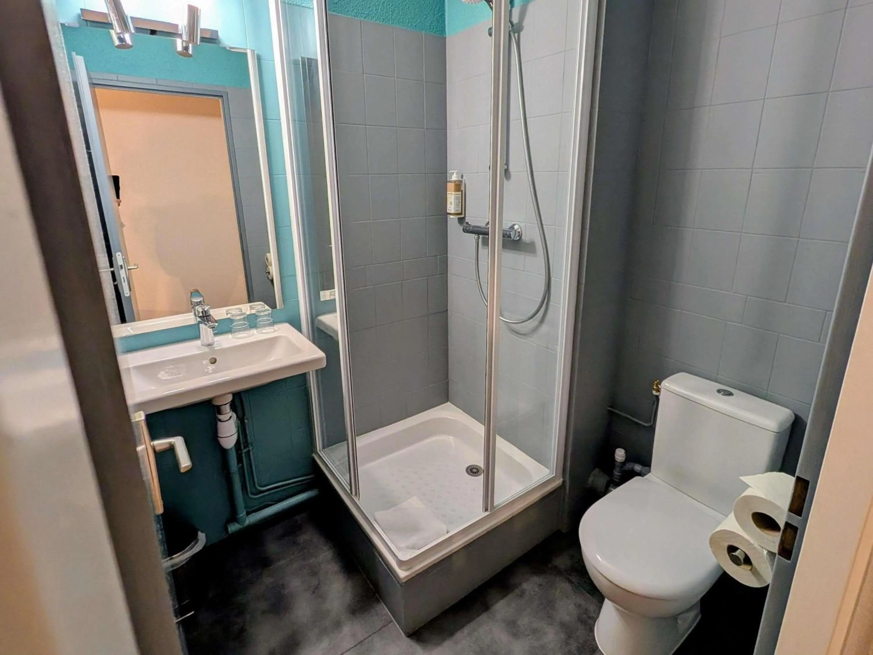 Bedroom in greet hotel Grenoble Centre Gare