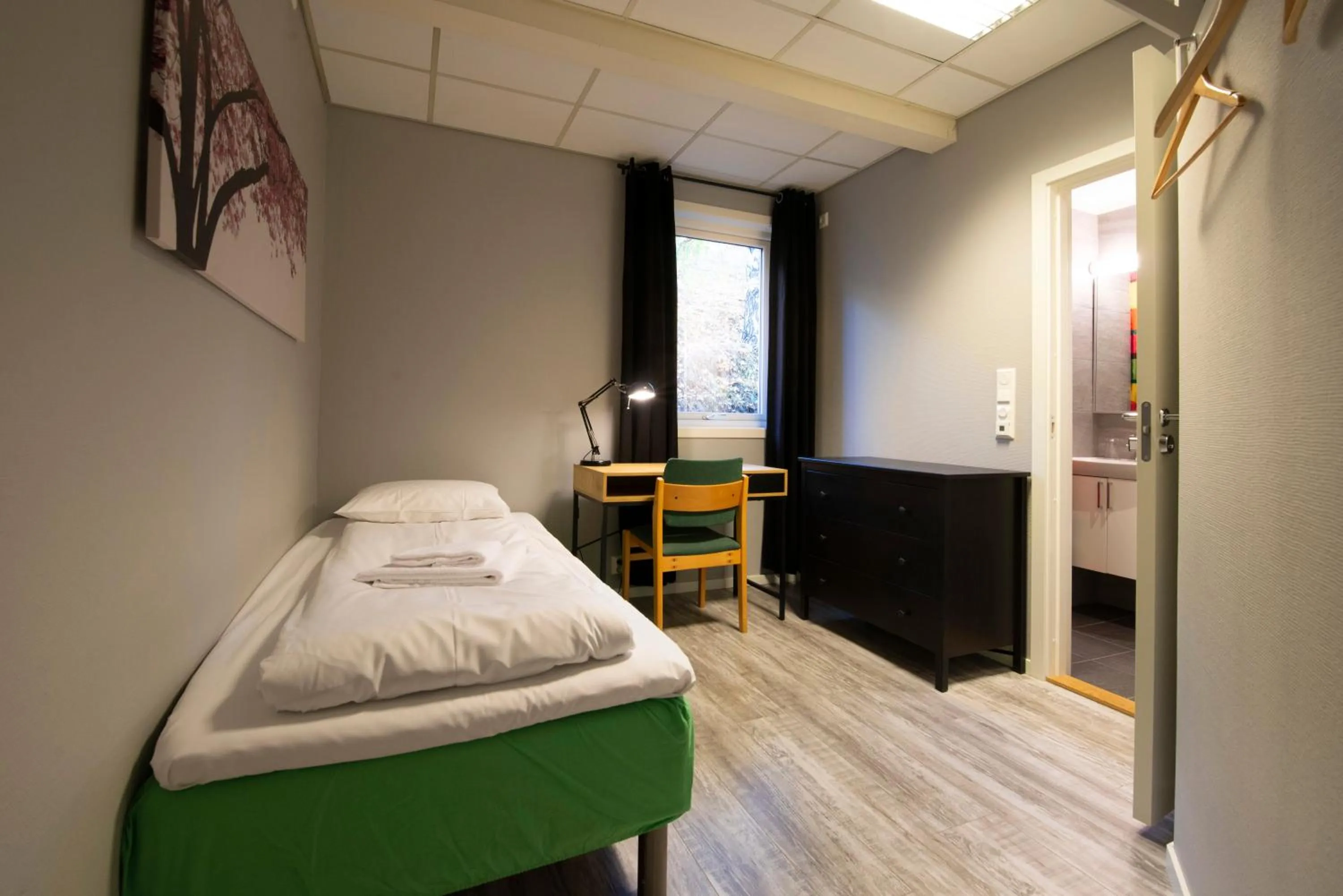 Bathroom, Bed in Kongsberg Hostel-Vandrerhjem