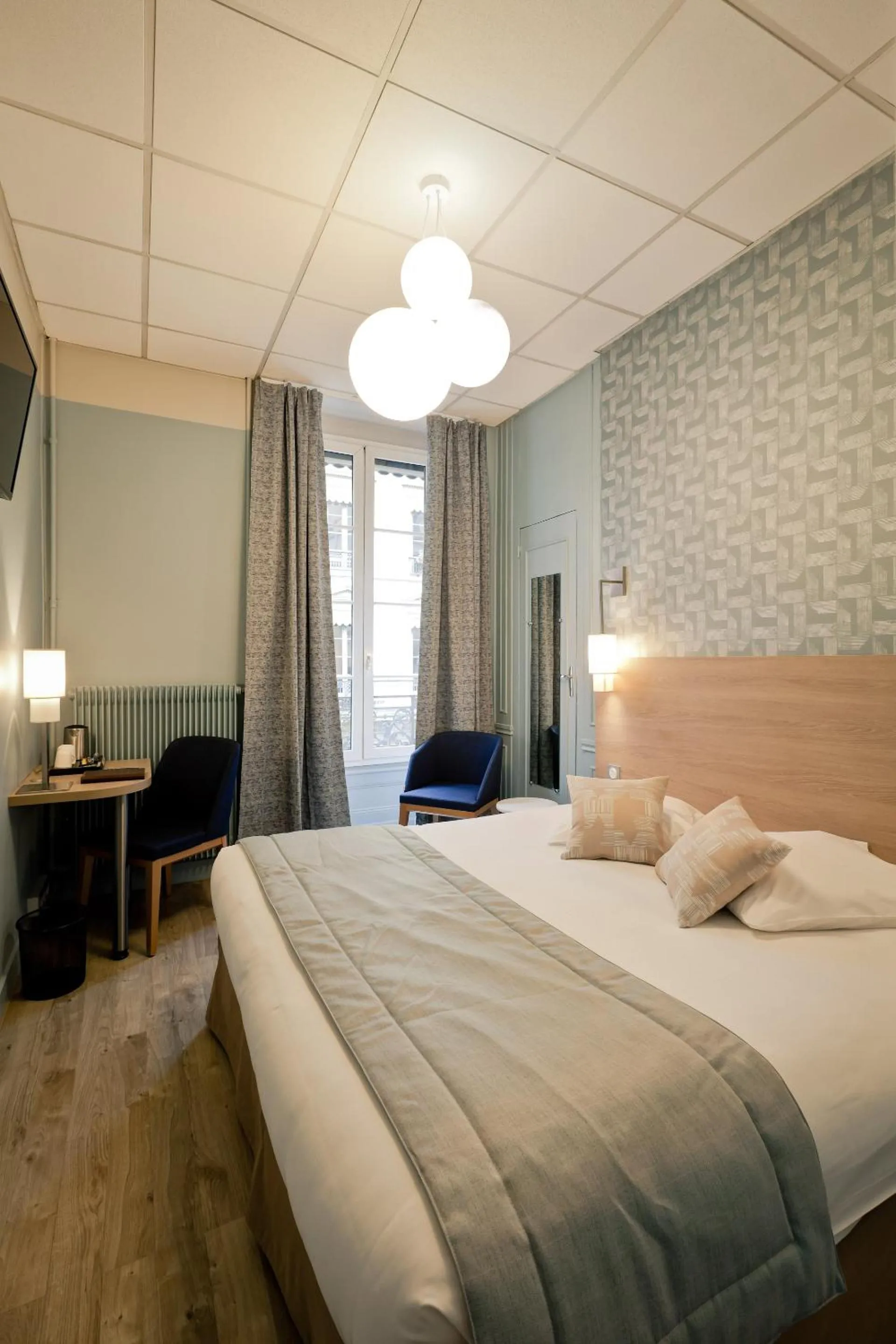 Bed in Hôtel du Dauphin