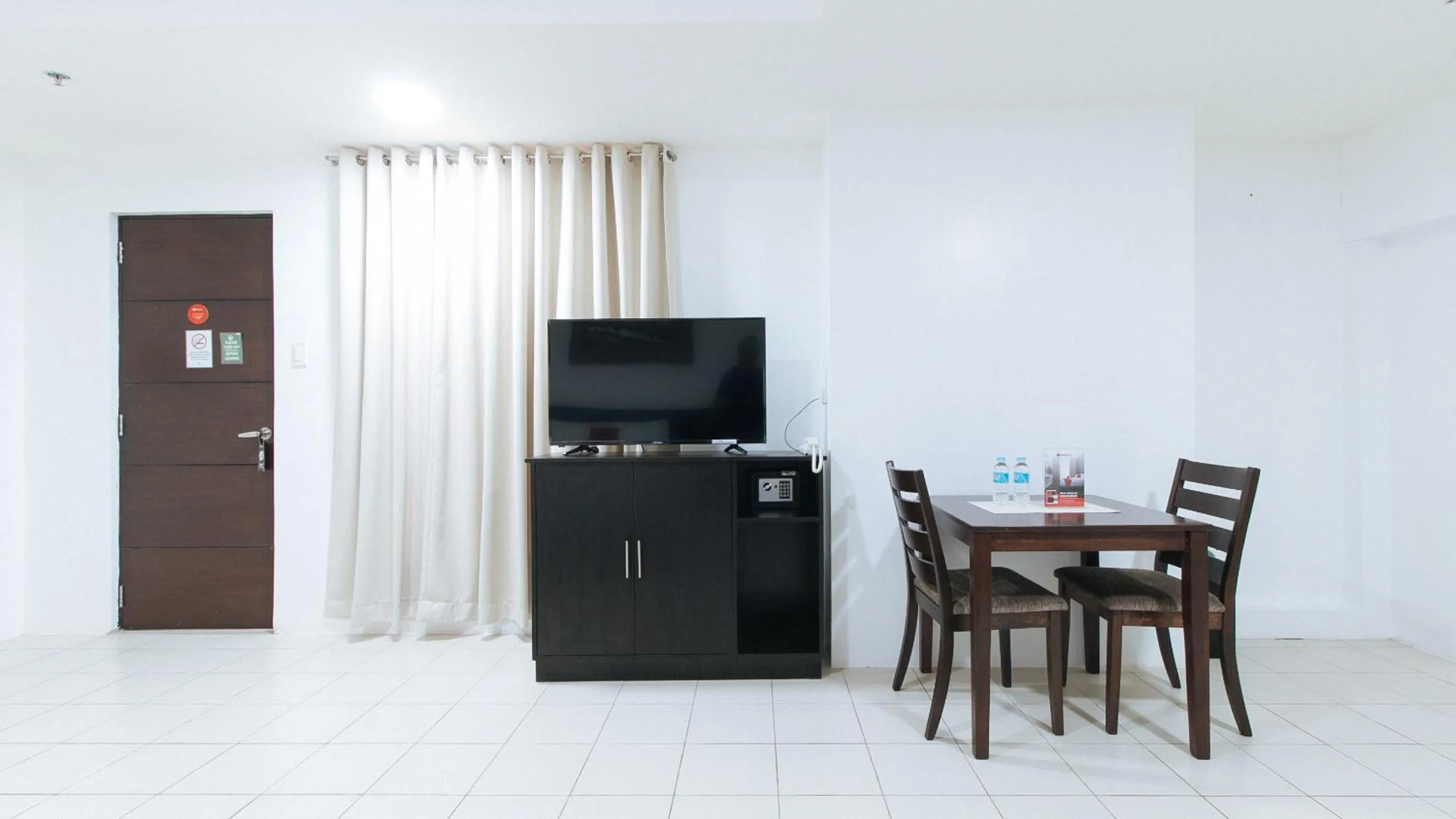 TV and multimedia in RedDoorz Plus at Evangelista Street Makati