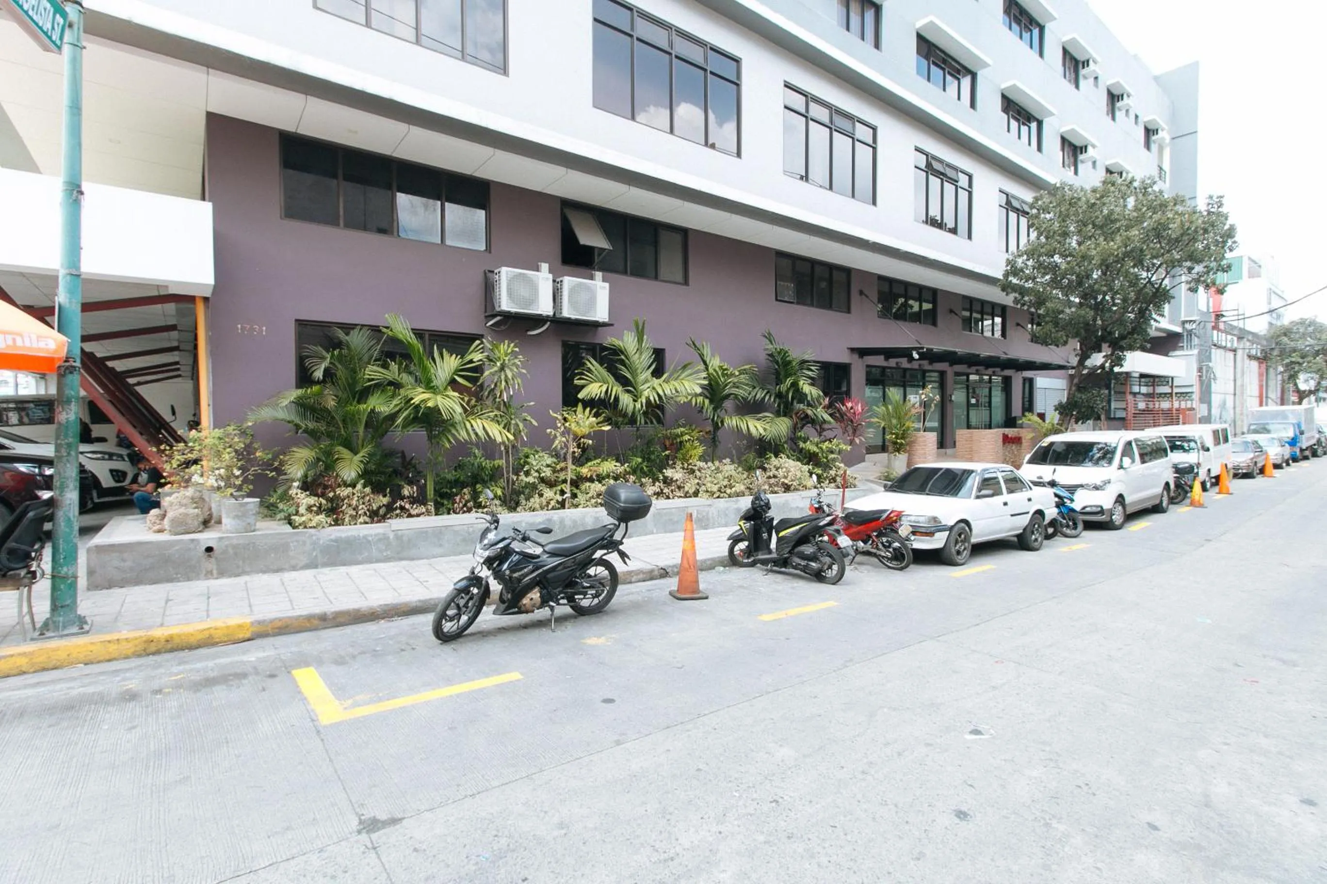 Property building in RedDoorz Plus at Evangelista Street Makati