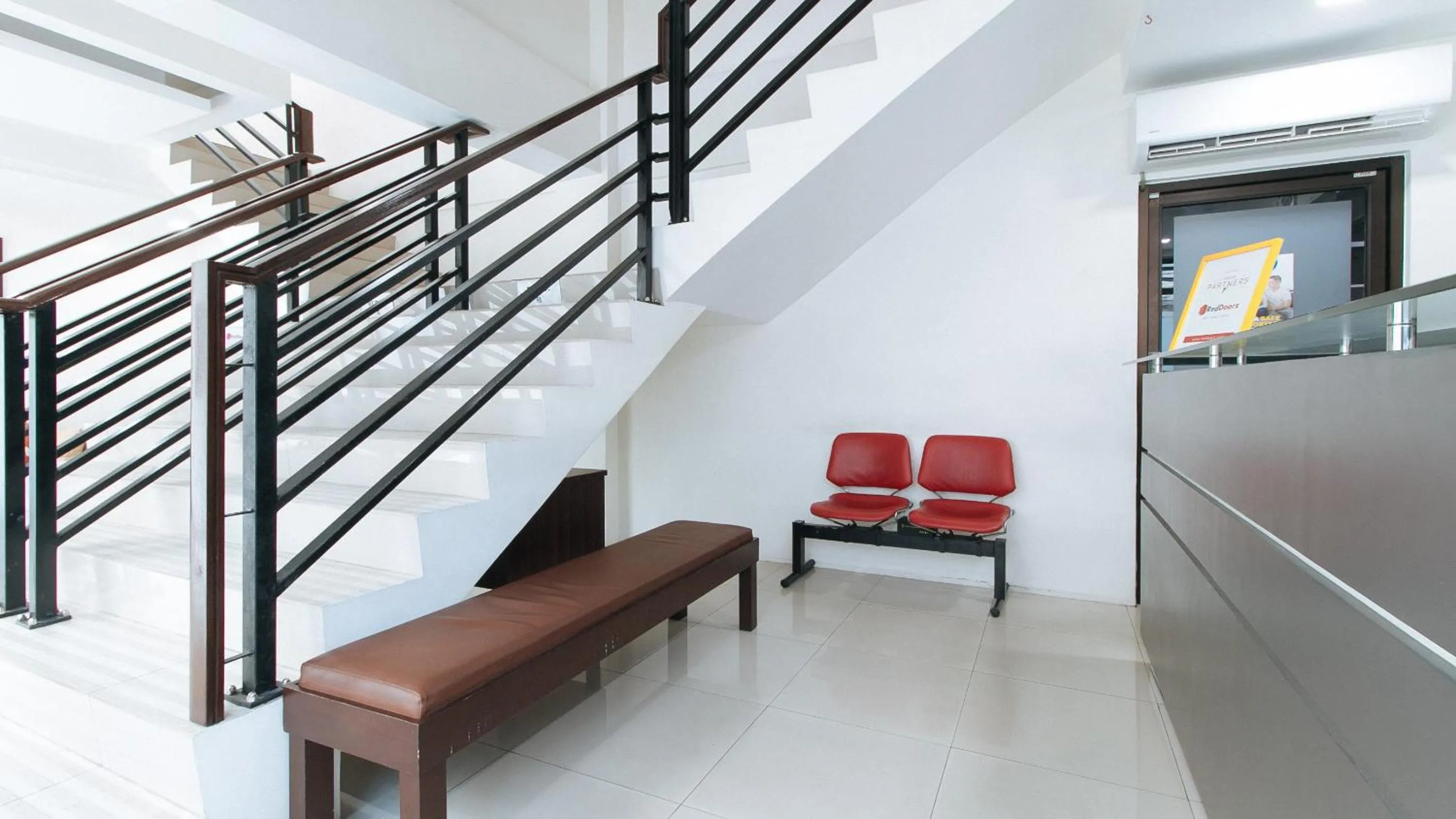 Lobby or reception in RedDoorz Plus at Evangelista Street Makati