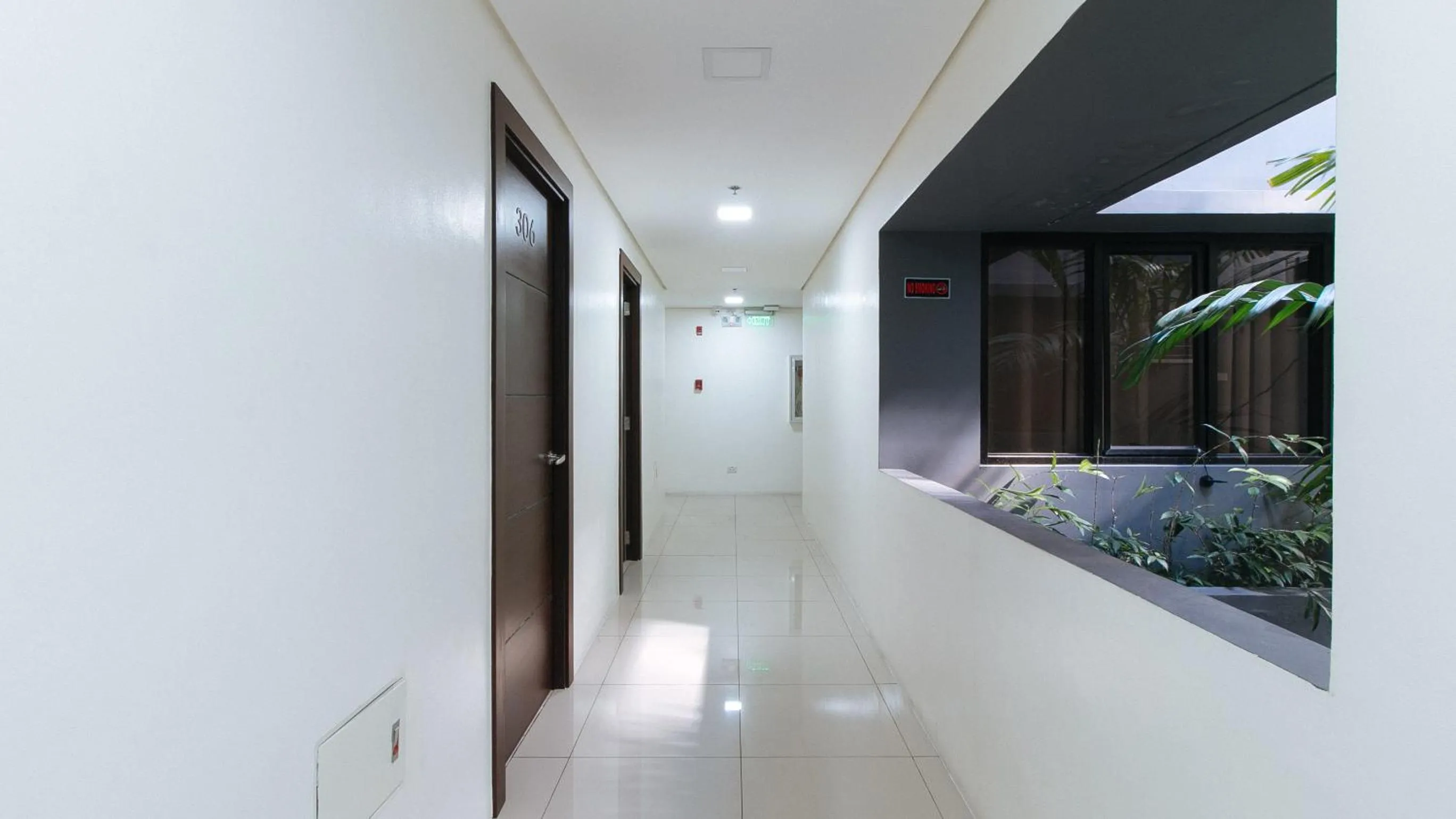 Balcony/Terrace in RedDoorz Plus at Evangelista Street Makati