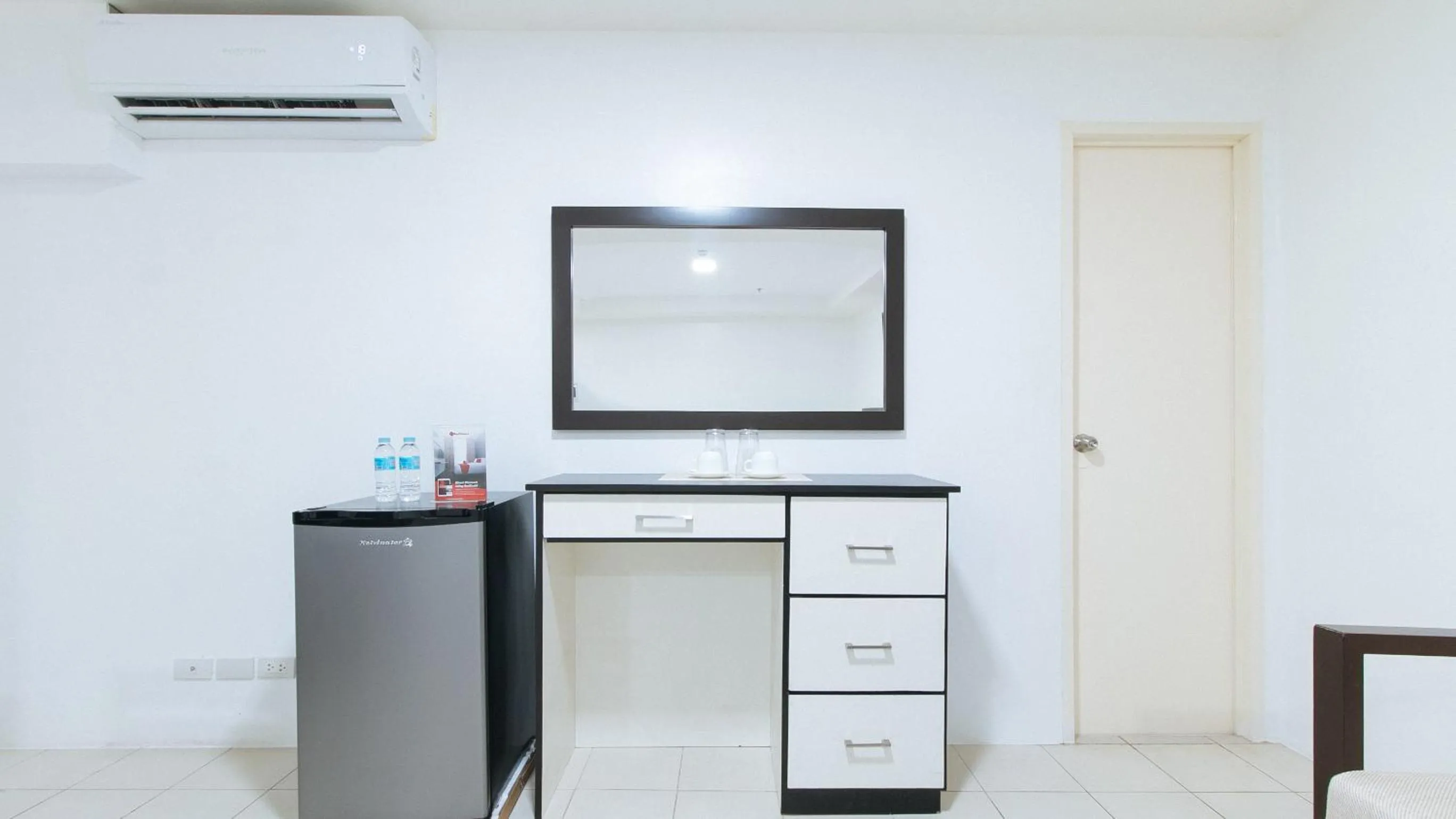 air conditioner in RedDoorz Plus at Evangelista Street Makati