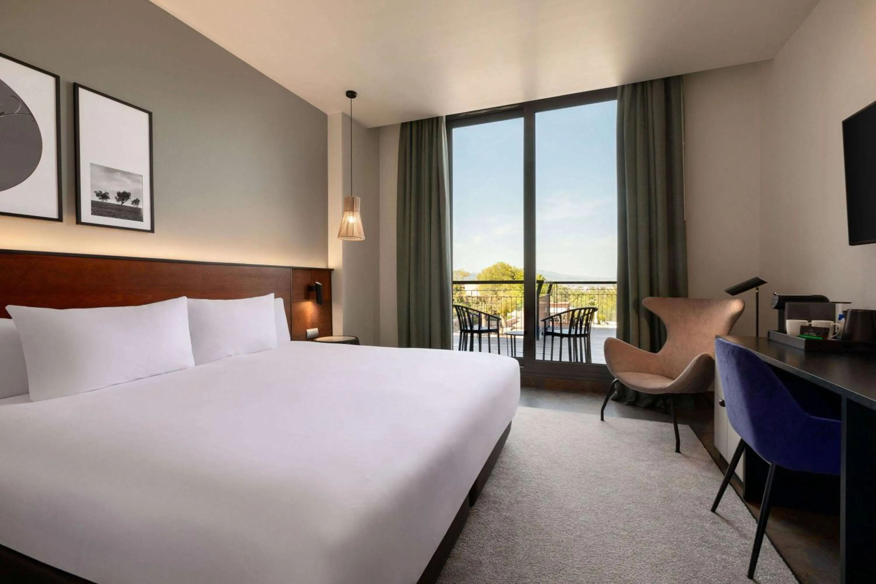 Balcony/Terrace, Bed in Dolce by Wyndham Barcelona Resort