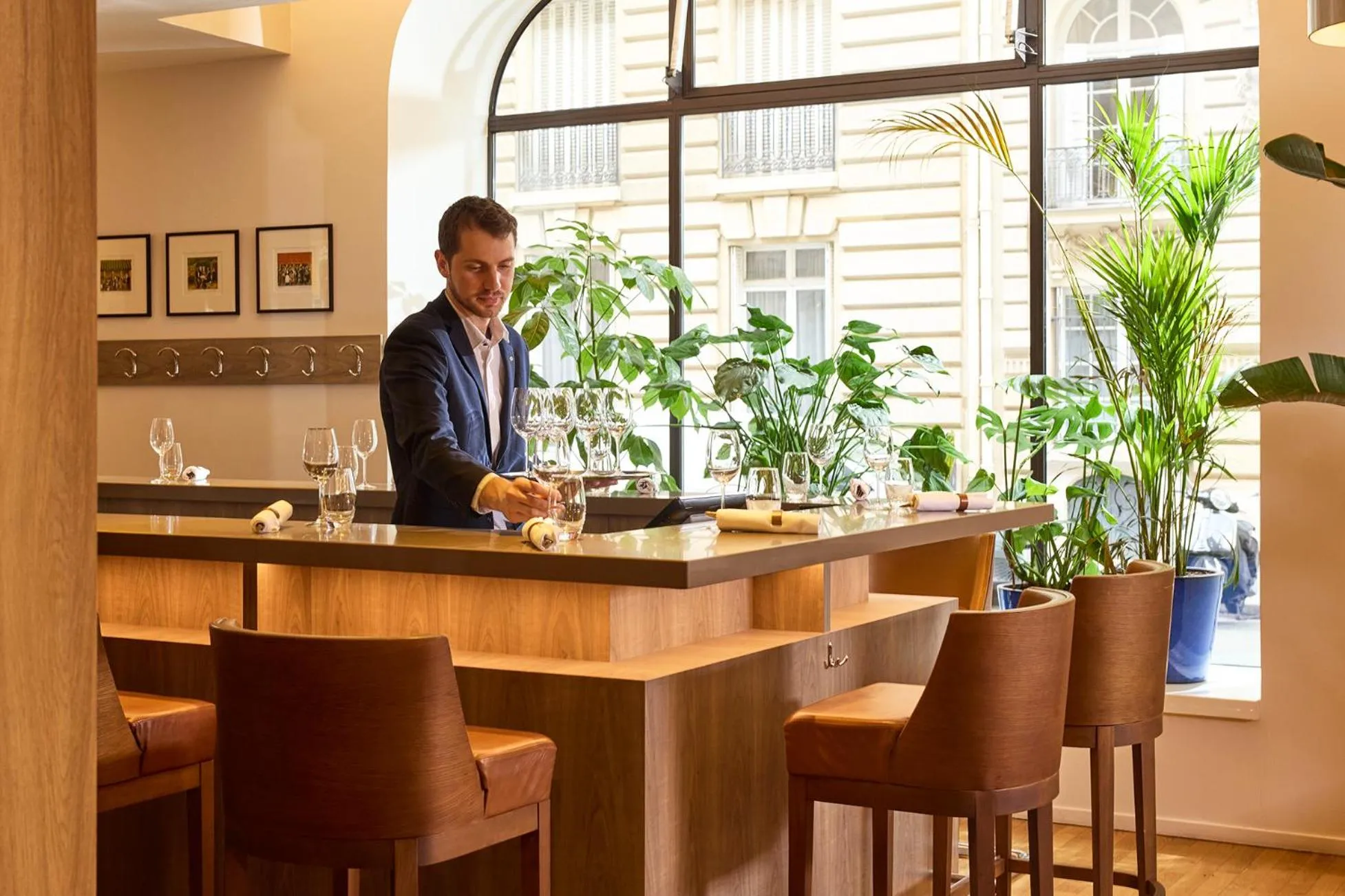 Restaurant/places to eat in Sofitel Paris Arc De Triomphe