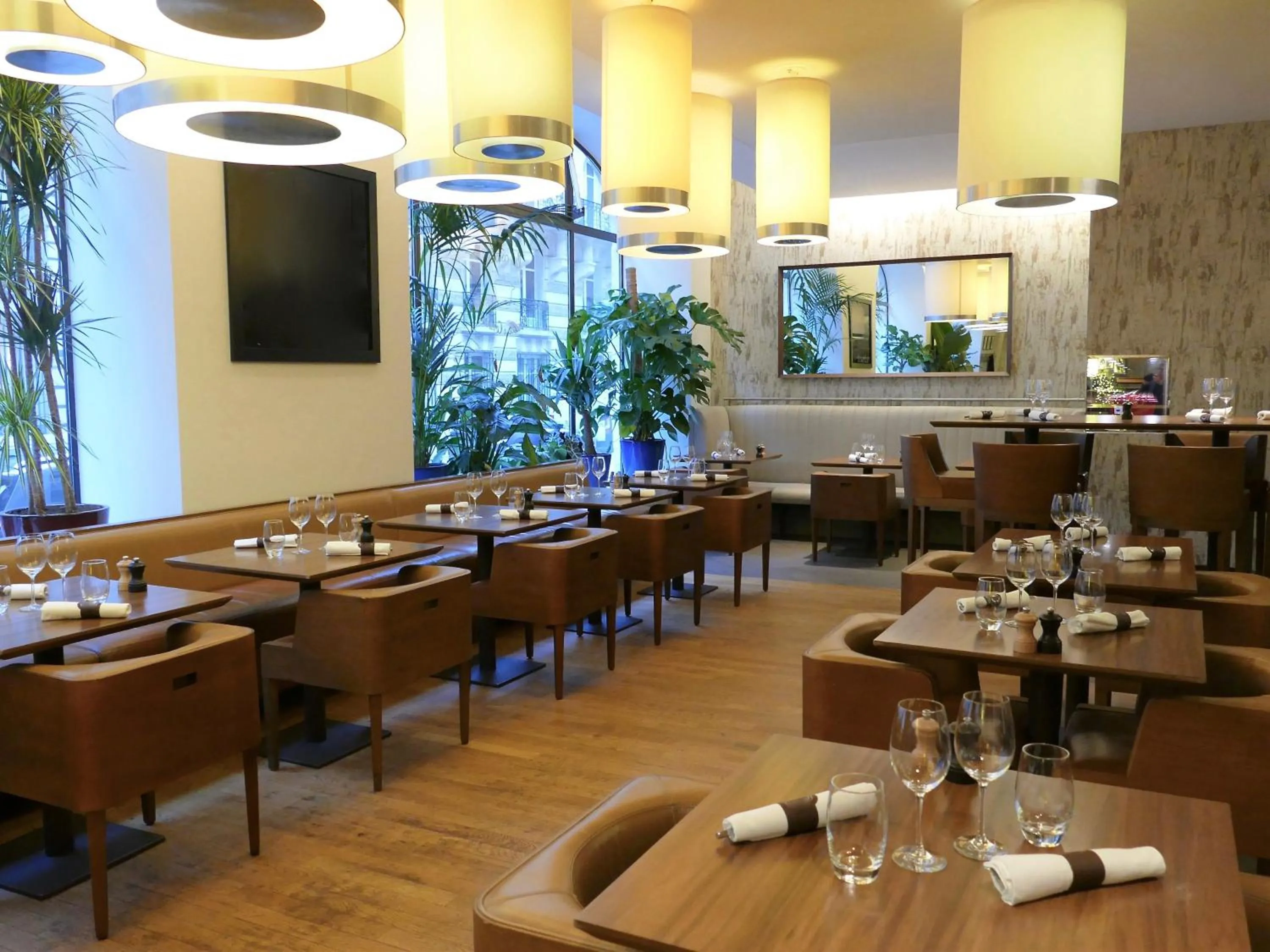 Restaurant/places to eat in Sofitel Paris Arc De Triomphe