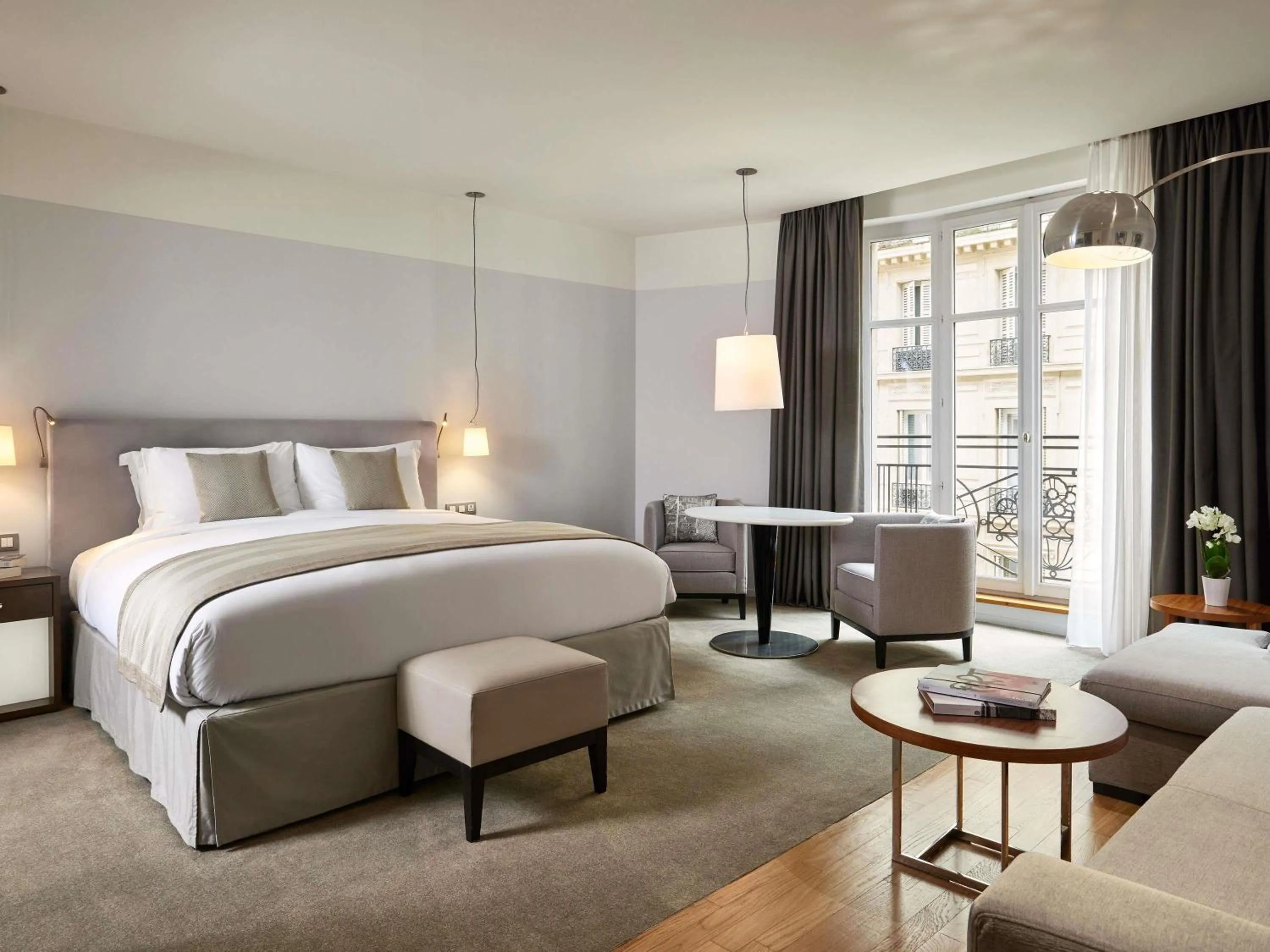 Property building, Bed in Sofitel Paris Arc De Triomphe