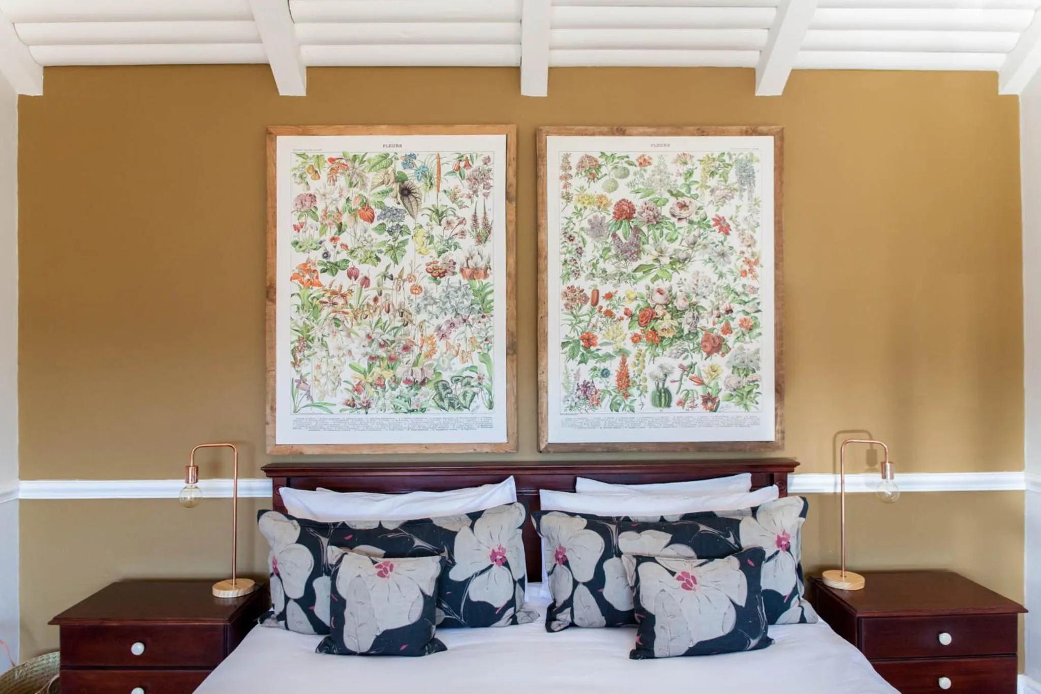 Bed in Emily Moon River Lodge