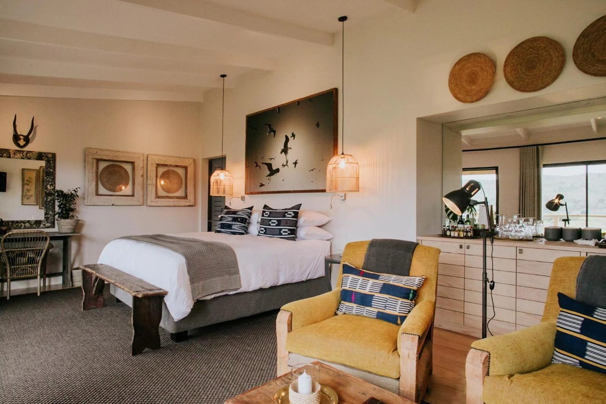 Photo of the whole room, Bed in Emily Moon River Lodge