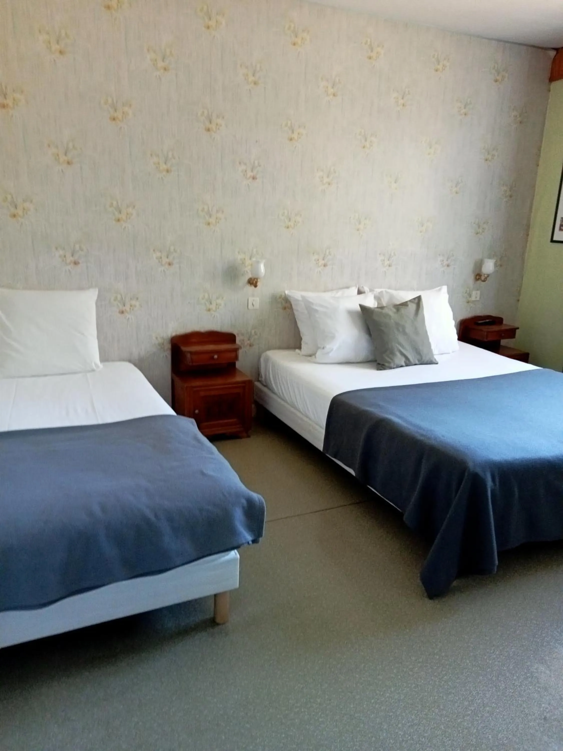 Bedroom, Bed in L'Auberge de Lugos