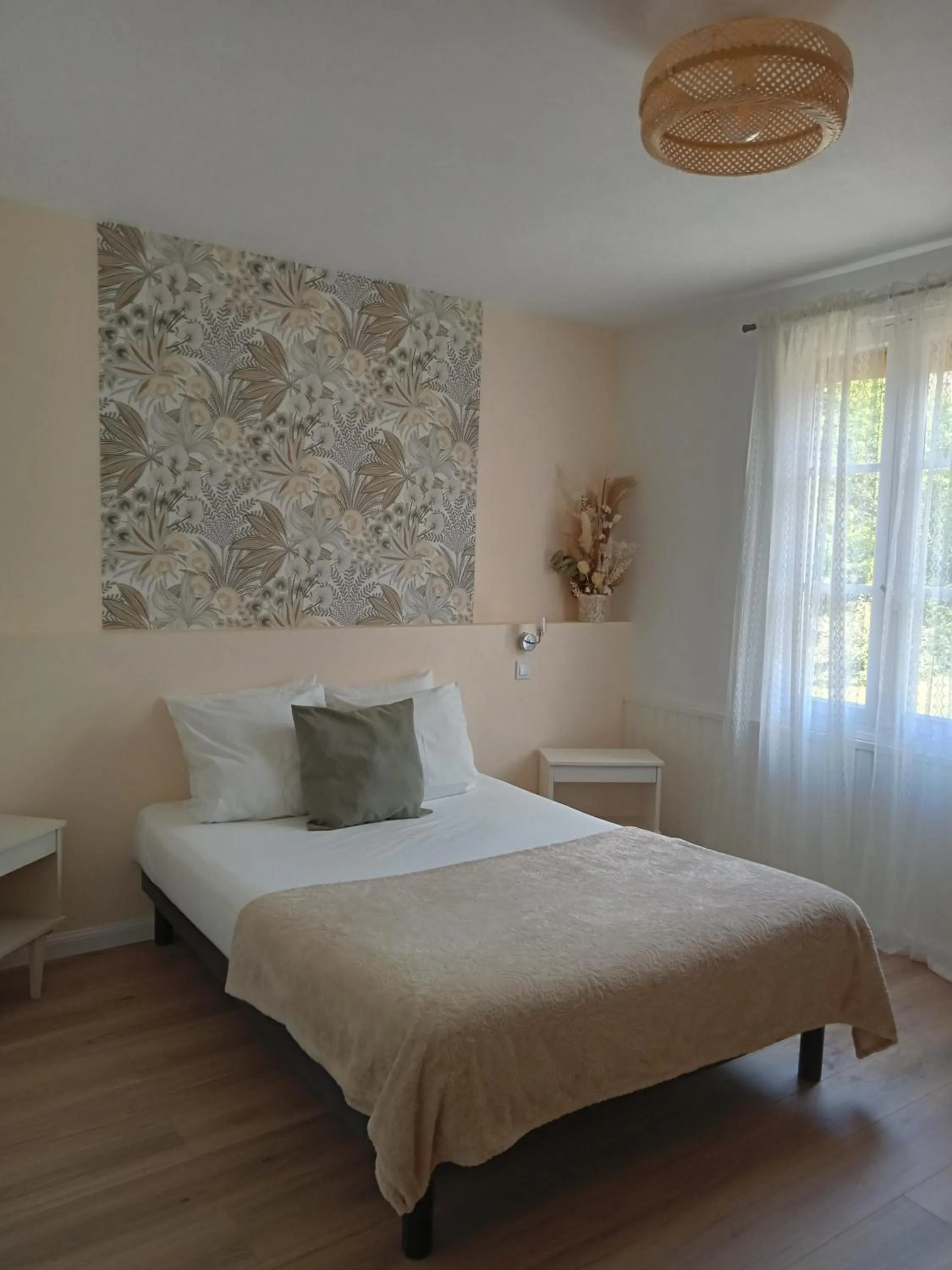 Bedroom, Bed in L'Auberge de Lugos