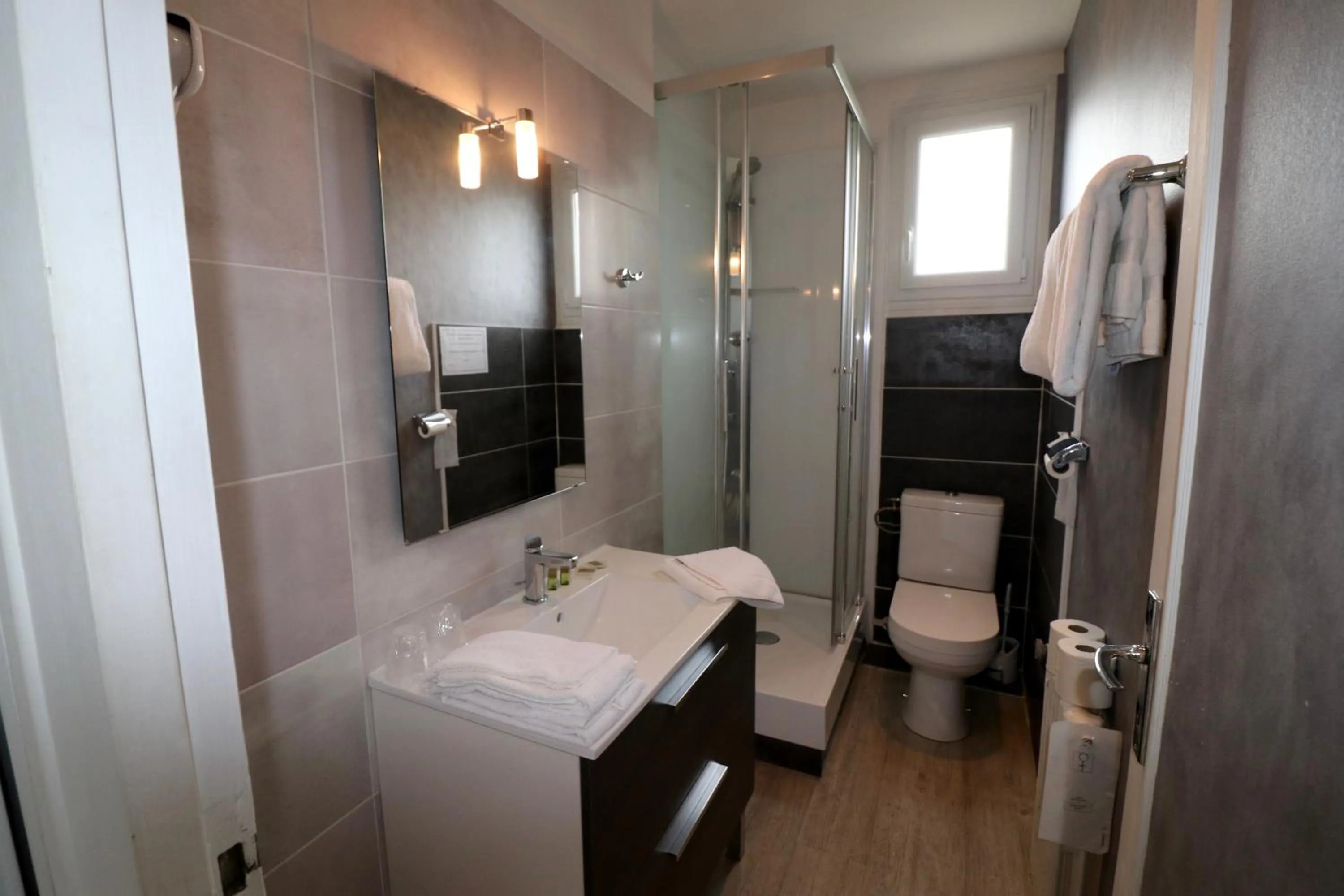 Shower in L'Auberge de Lugos