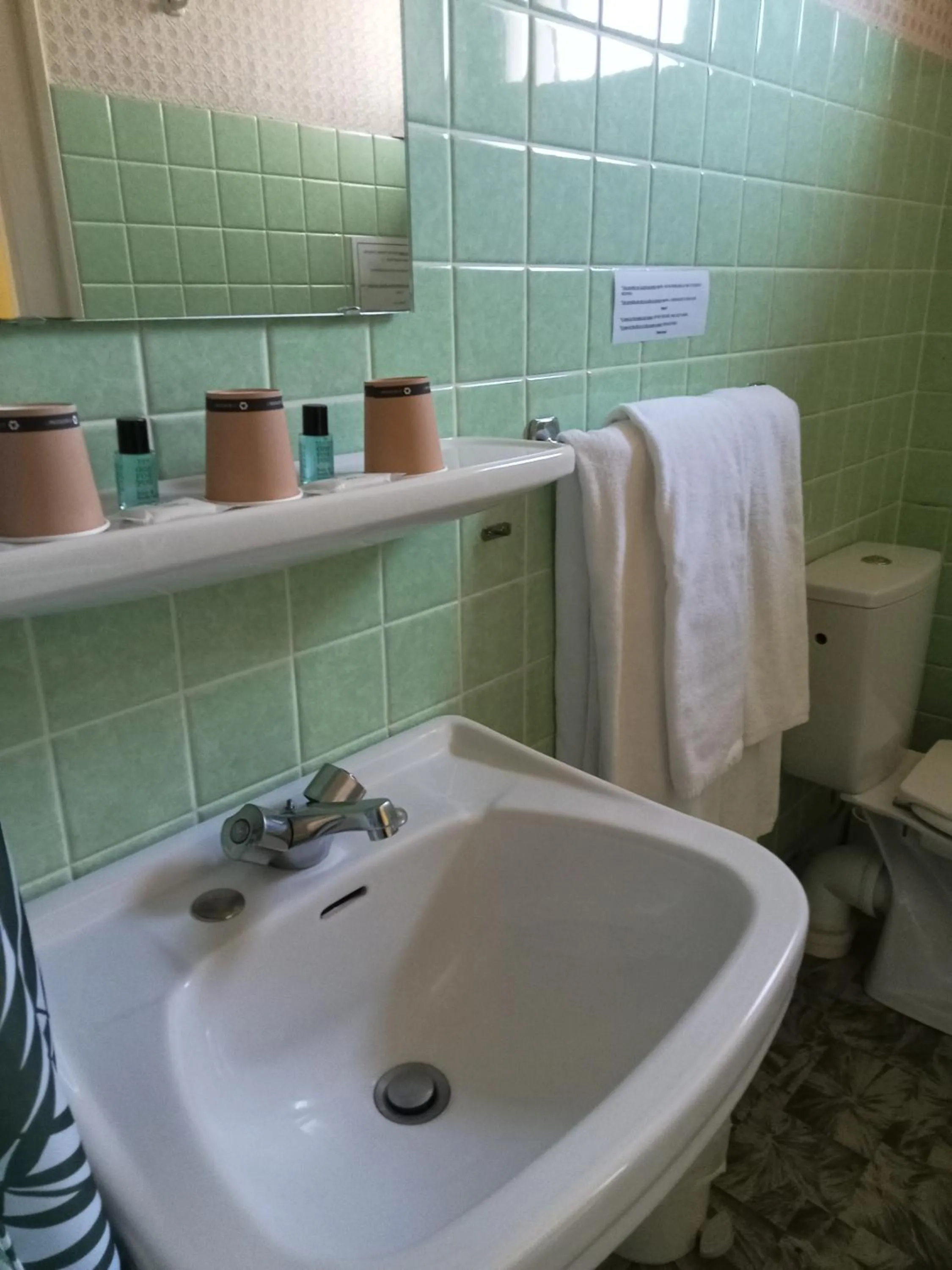 Bathroom in L'Auberge de Lugos