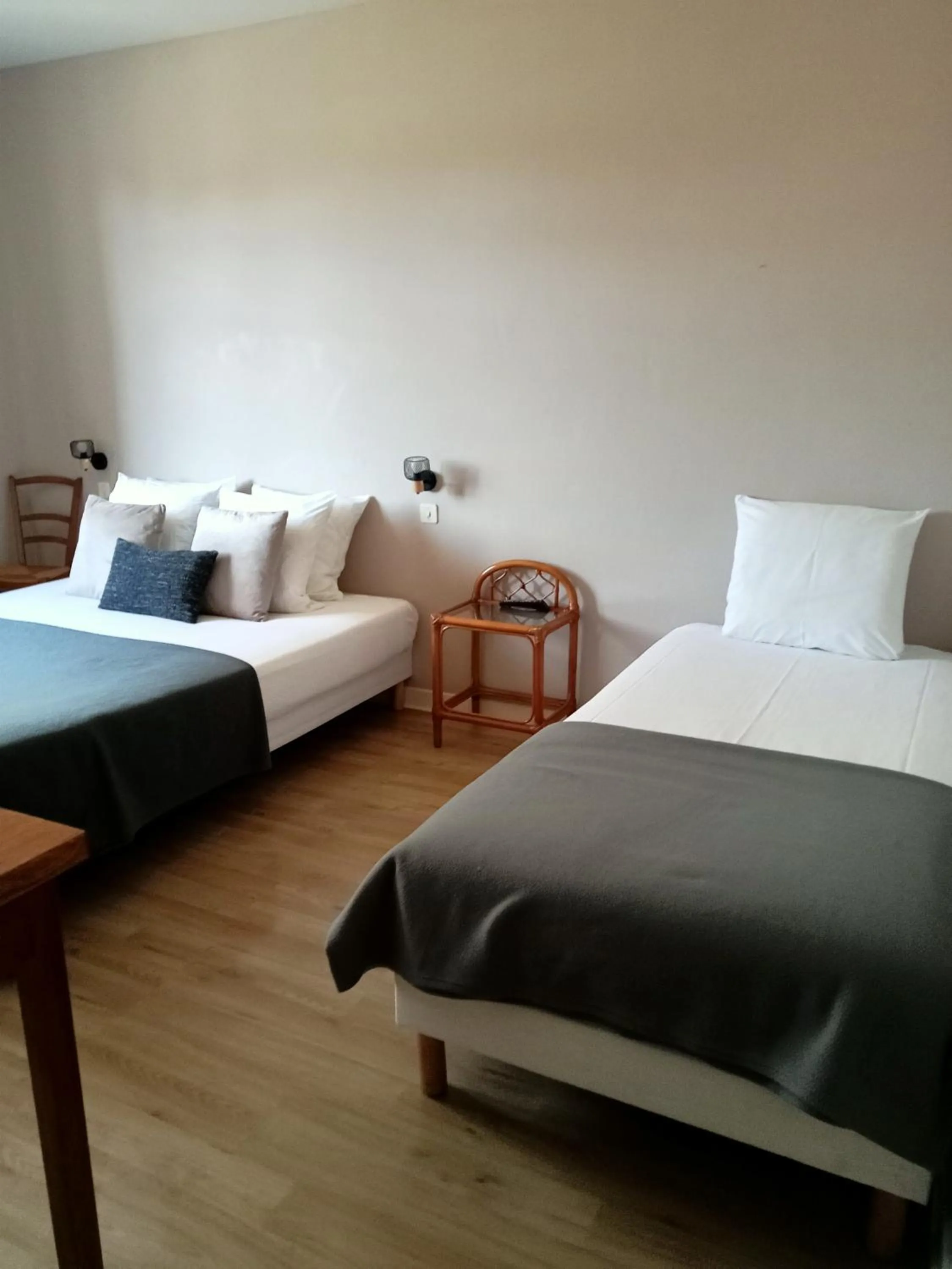 Photo of the whole room, Bed in L'Auberge de Lugos