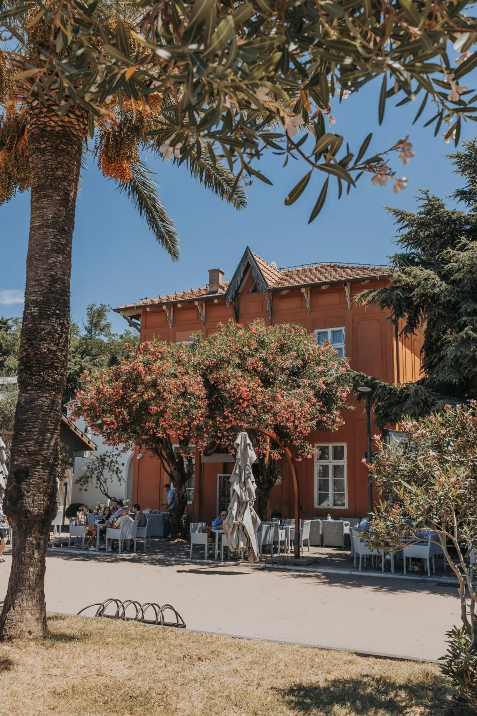 Property building in Le Petit Chateau