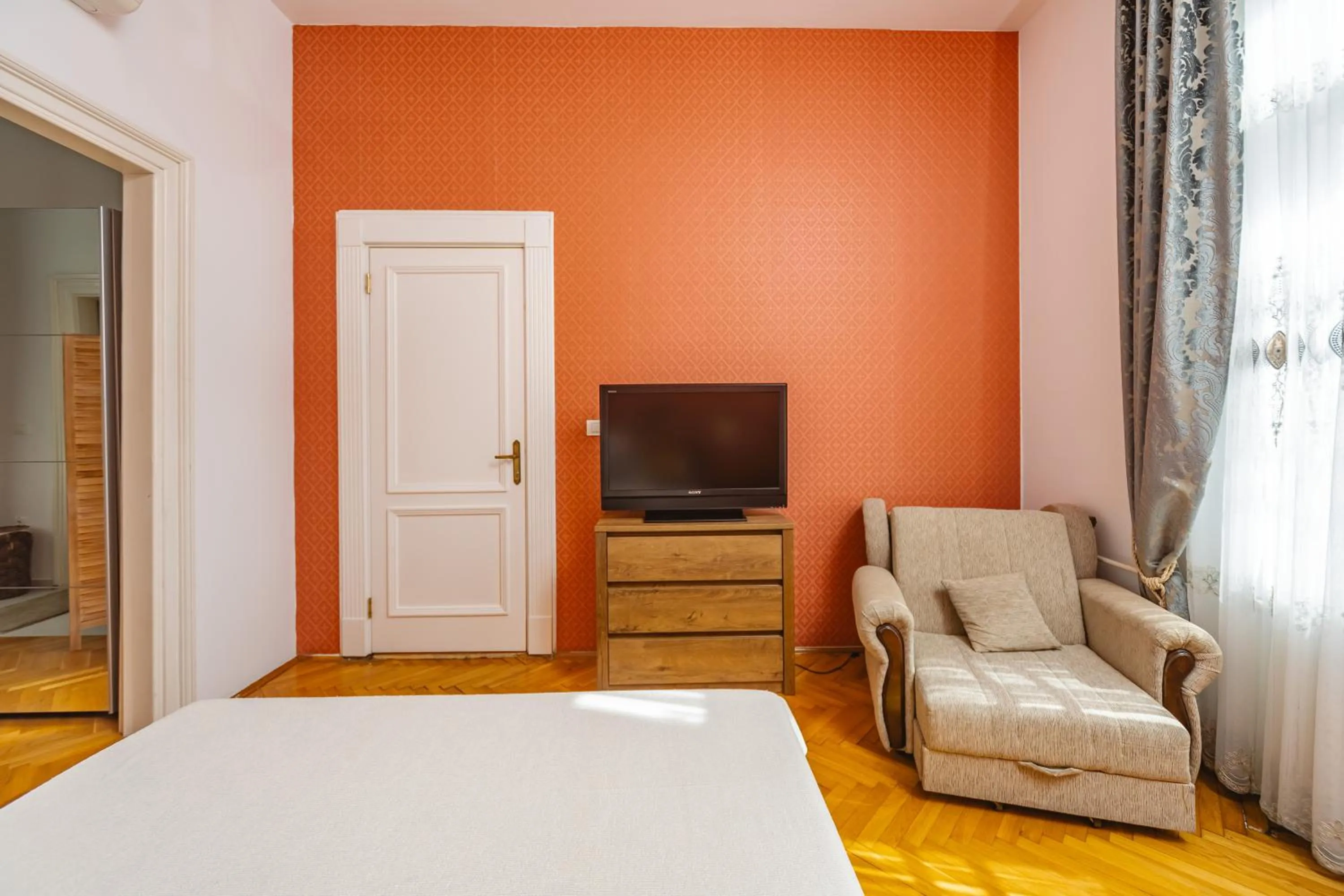 TV and multimedia, Bed in Le Petit Chateau