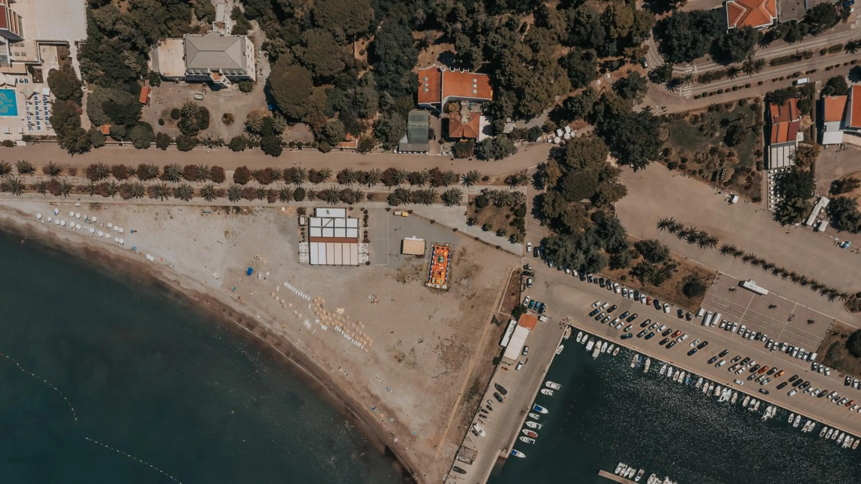 Property building in Le Petit Chateau