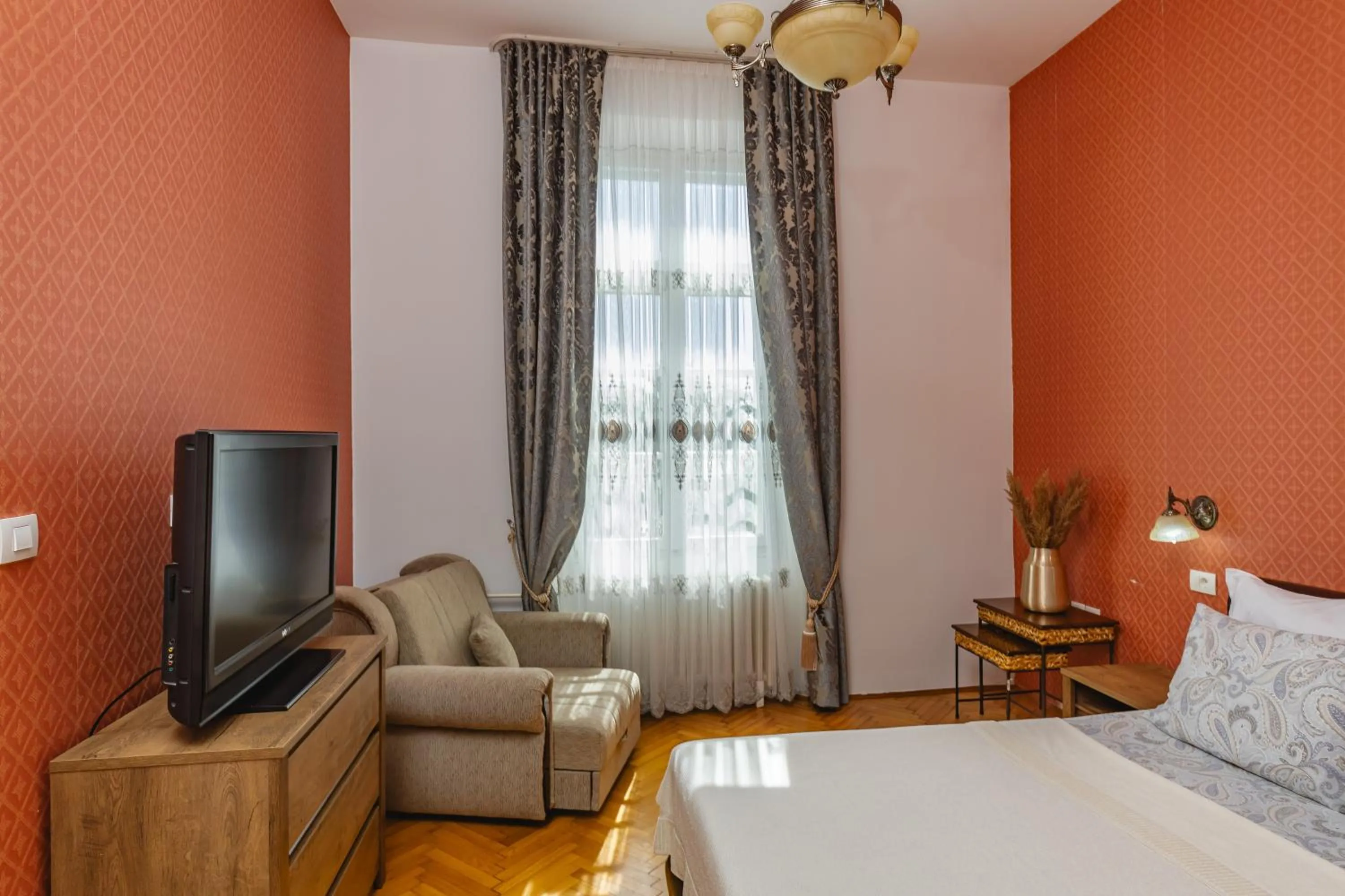 Bedroom, Bed in Le Petit Chateau