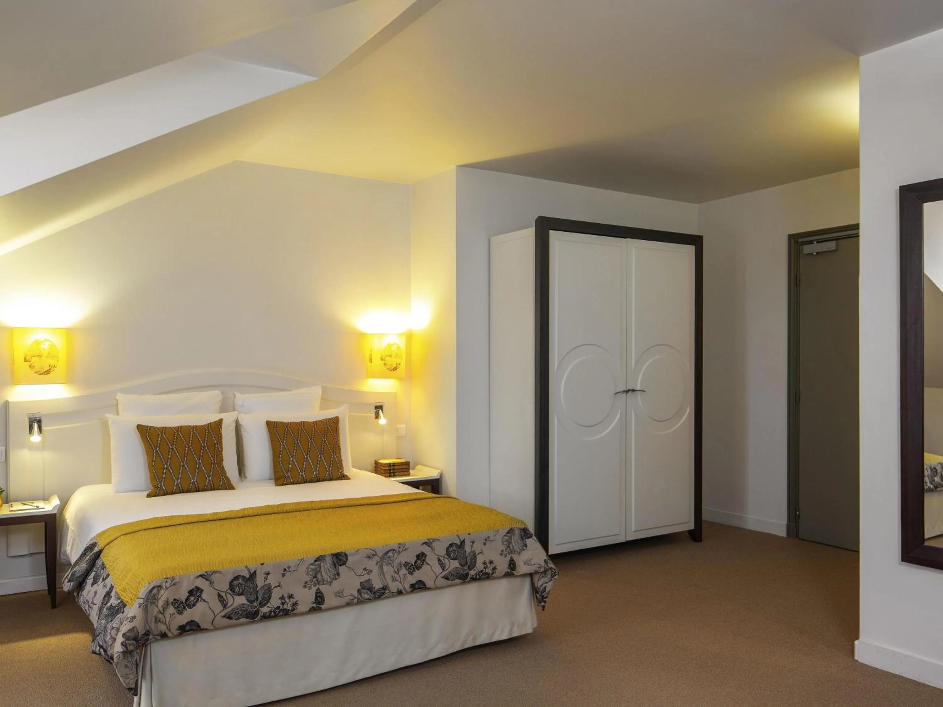 Bedroom, Bed in Mercure Rambouillet Relays Du Château