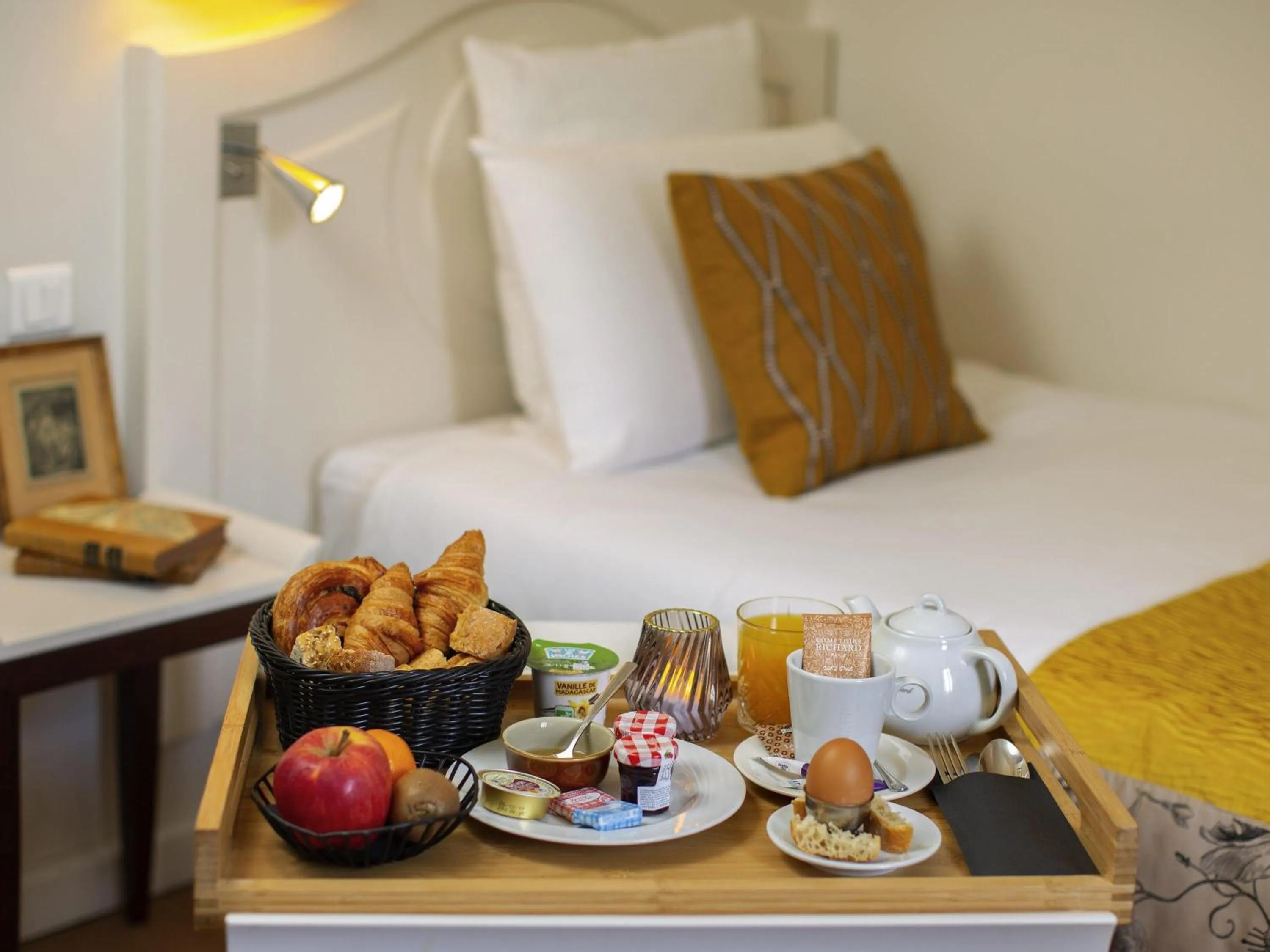 Bedroom, Bed in Mercure Rambouillet Relays Du Château