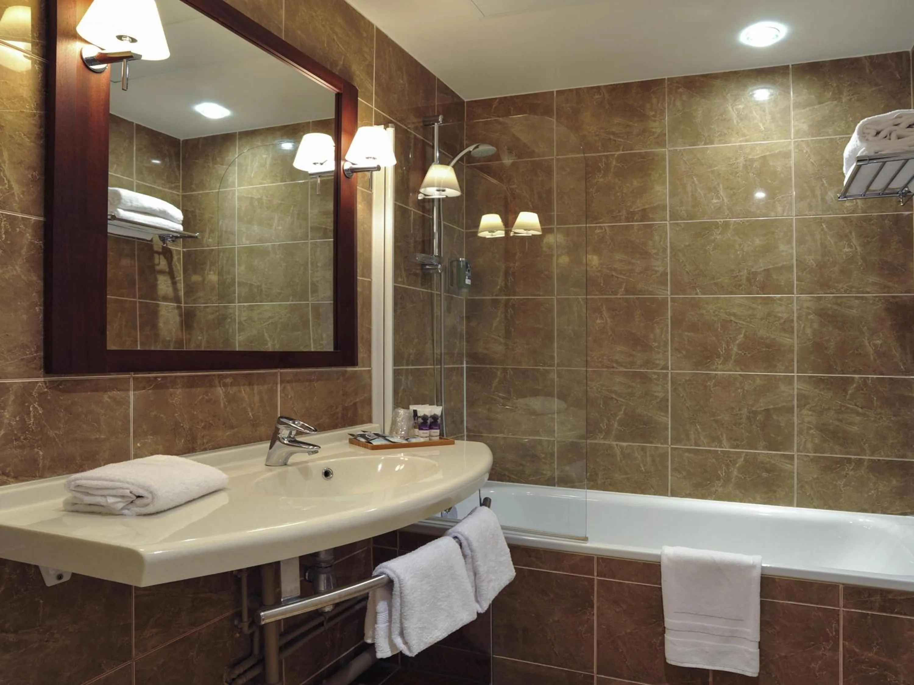 Bedroom in Mercure Rambouillet Relays Du Château