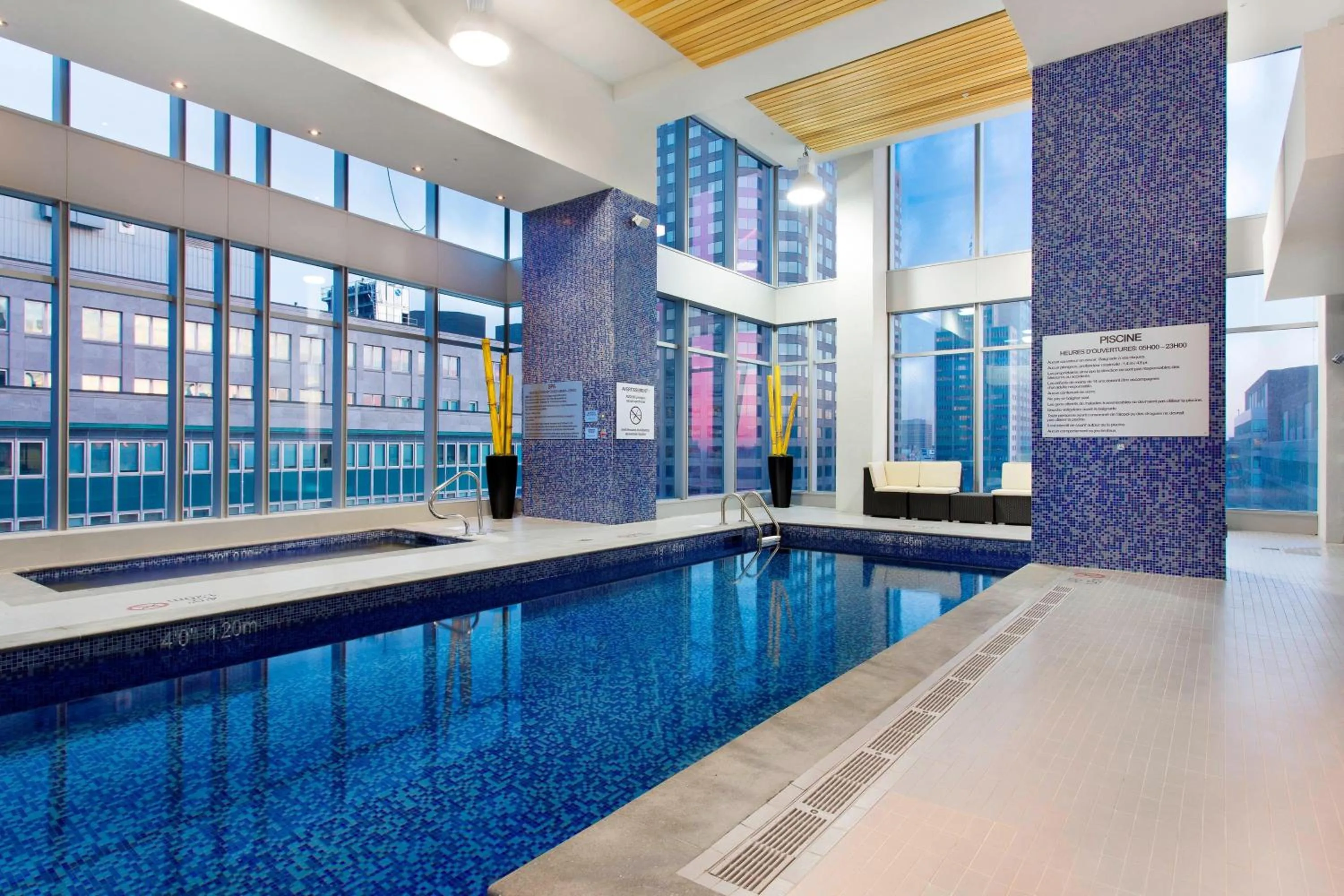 Swimming pool in Courtyard par Marriott Montréal Centre-ville
